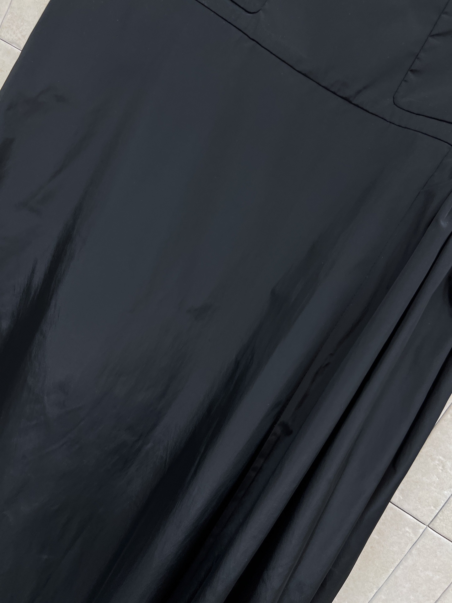 小香家 26早春新款 黑色百褶半身裙 质地挺括有型 经典百褶设计 优雅又有层次感 无论通勤还是正式场合都