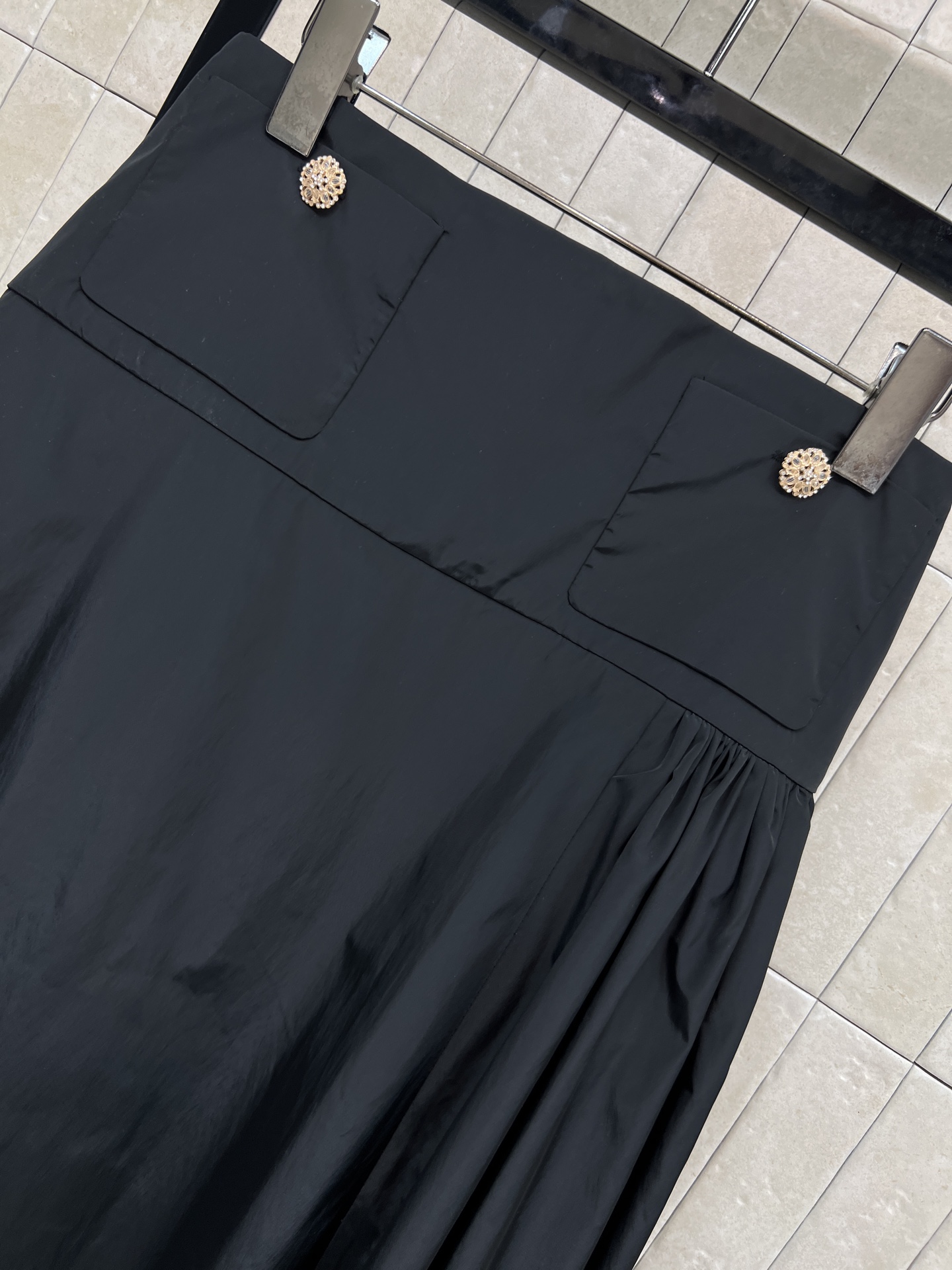 小香家 26早春新款 黑色百褶半身裙 质地挺括有型 经典百褶设计 优雅又有层次感 无论通勤还是正式场合都