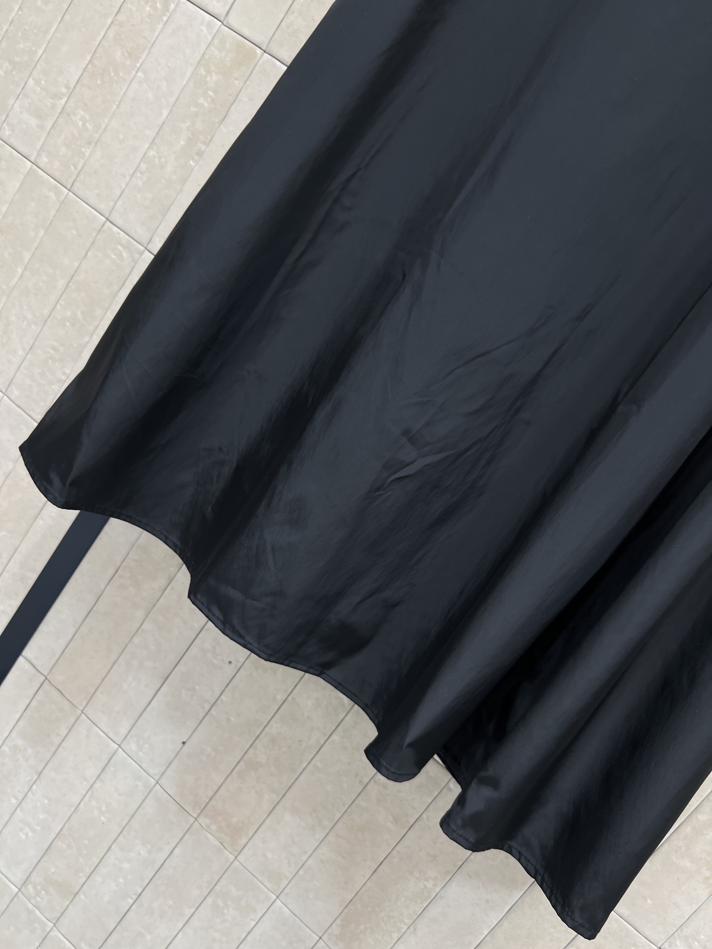 小香家 26早春新款 黑色百褶半身裙 质地挺括有型 经典百褶设计 优雅又有层次感 无论通勤还是正式场合都