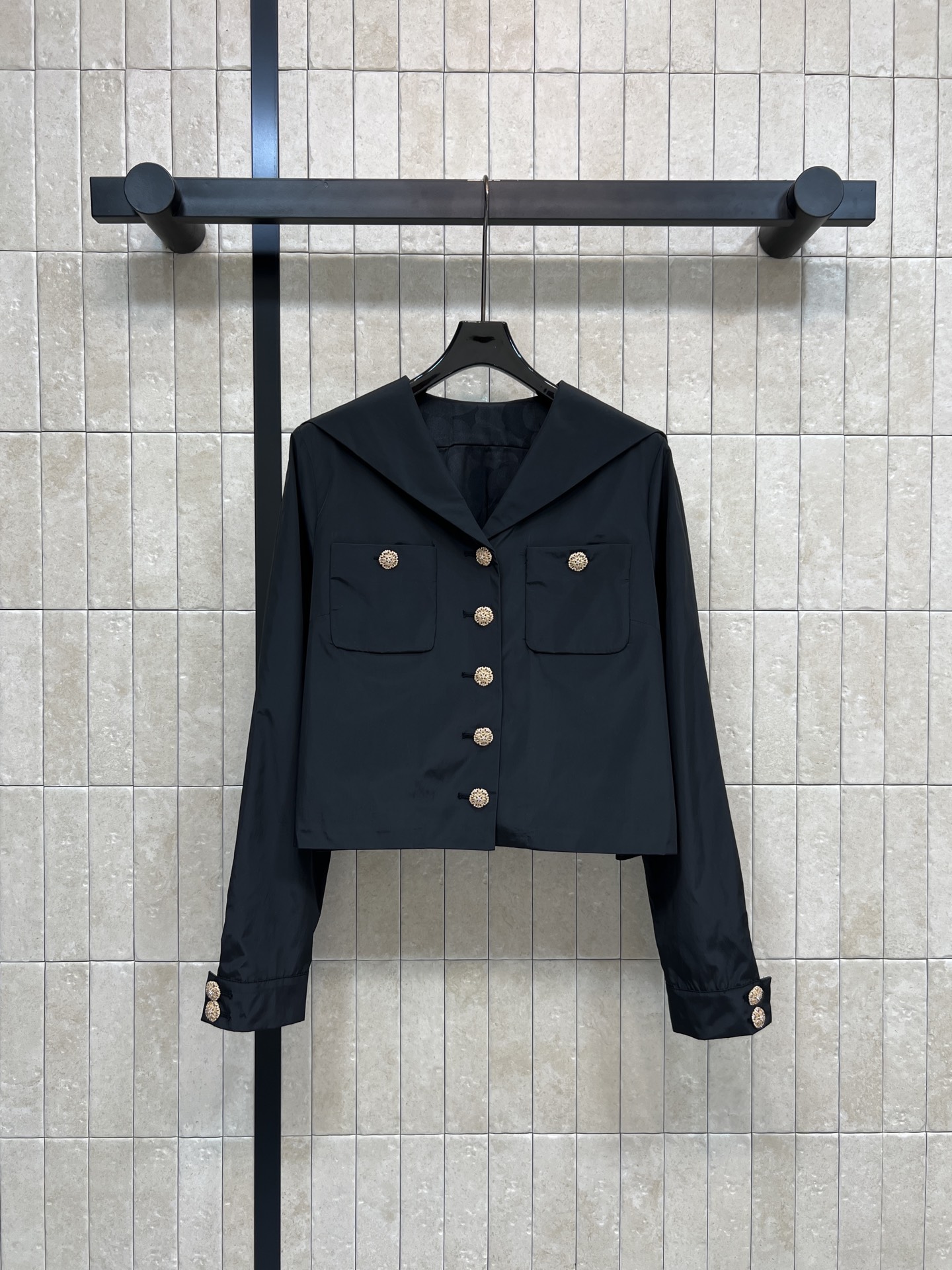 NO:663569,Xiaoxiangjia 26 early spring new style. Black jacket with navy collar. Classic Xiaoxiang style design. Gold double-breasted decoration. Full of elegant retro temperament. Metal buttons on the cuffs and hem. Exquisite details. Short cut. Super layered in autumn and winter. Can be easily managed for casual or formal. It is a must-have item for autumn and winter wardrobe!  One color three sizes SM L,,chanel,jackets & coats, 19860909小香家 26早春新款 海军领黑色外套 经典小香风设计 金色双排扣装饰 优雅复古气质满分 袖口和下摆点缀金属纽扣 细节精致 短款剪裁利落 秋冬叠穿超有层次感 休闲or正式都能轻松驾驭 是秋冬衣橱必备单品！一色三码 SM L,,chanel,jackets & coats, ,Women's clothing