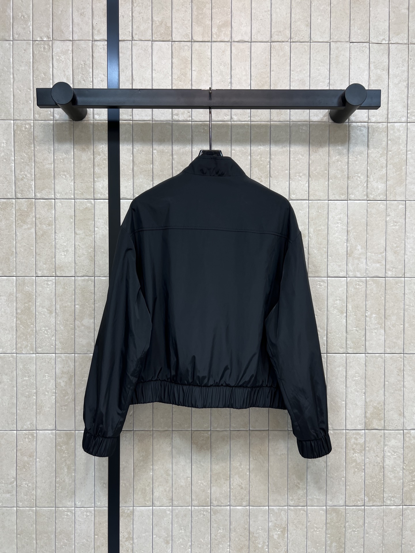 小香家 26早春新款 黑色短款夹克外套 尼龙材质轻便防风 金属纽扣+翻盖口袋设计 简约又有细节感 短款剪