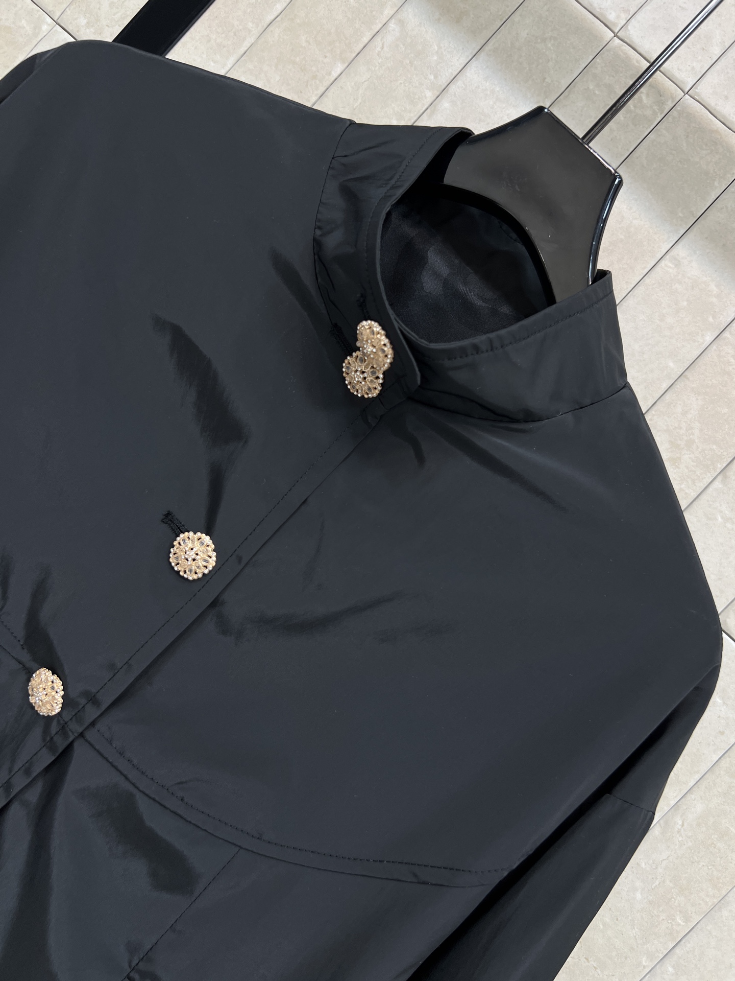 小香家 26早春新款 黑色短款夹克外套 尼龙材质轻便防风 金属纽扣+翻盖口袋设计 简约又有细节感 短款剪