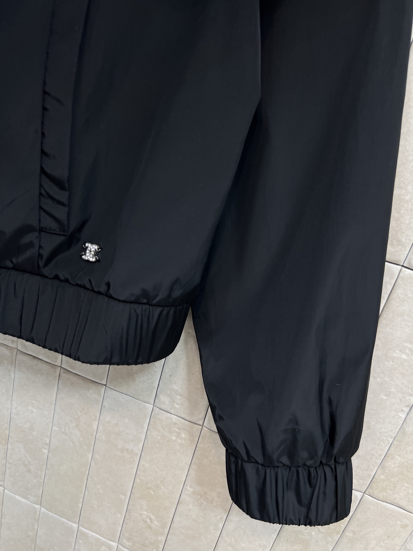 小香家 26早春新款 黑色短款夹克外套 尼龙材质轻便防风 金属纽扣+翻盖口袋设计 简约又有细节感 短款剪