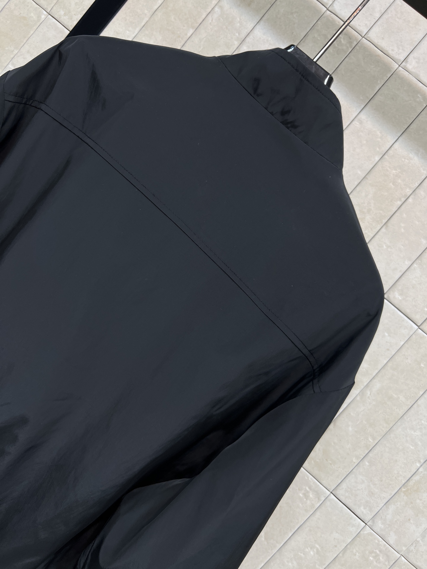 小香家 26早春新款 黑色短款夹克外套 尼龙材质轻便防风 金属纽扣+翻盖口袋设计 简约又有细节感 短款剪