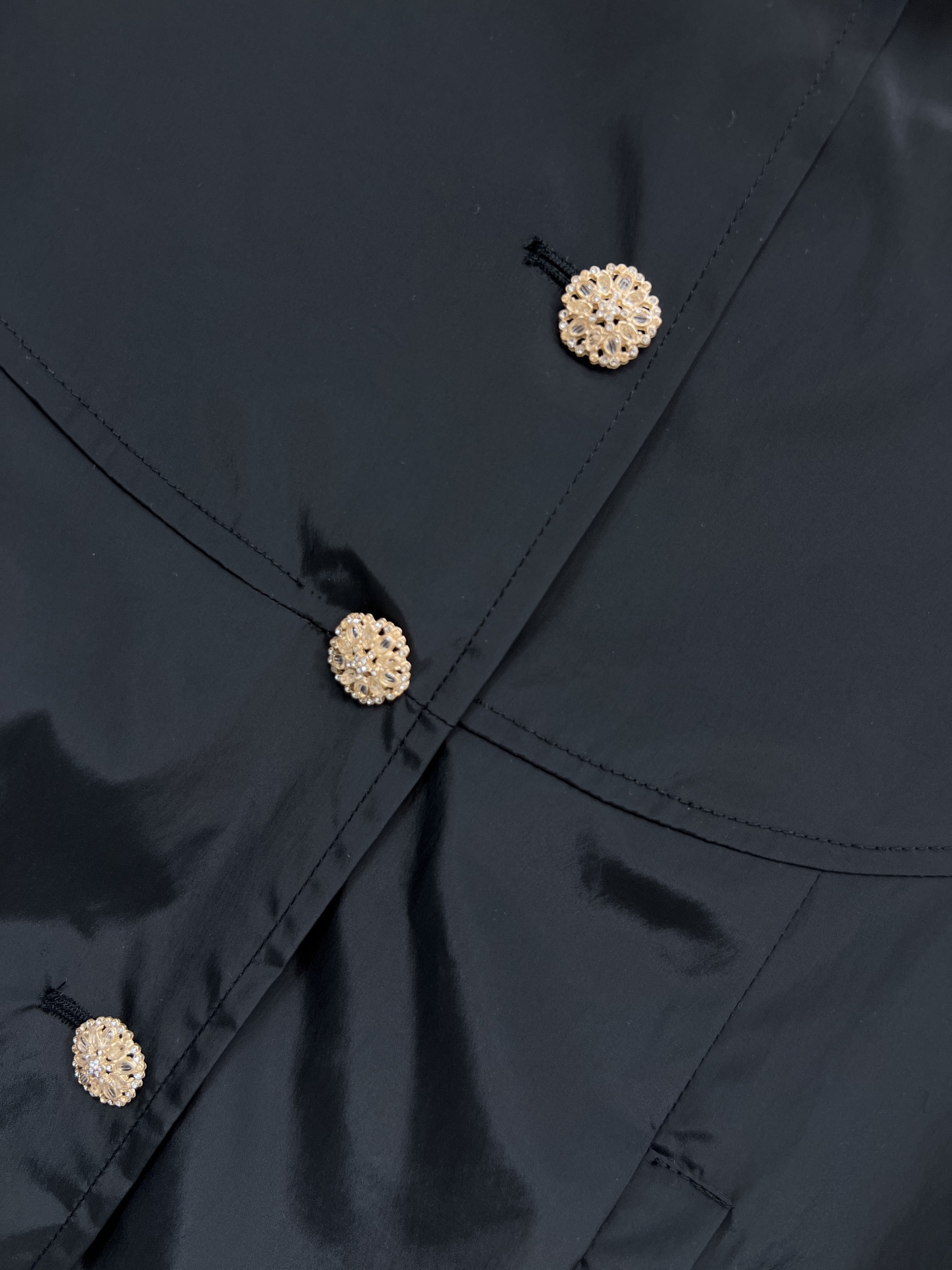 小香家 26早春新款 黑色短款夹克外套 尼龙材质轻便防风 金属纽扣+翻盖口袋设计 简约又有细节感 短款剪