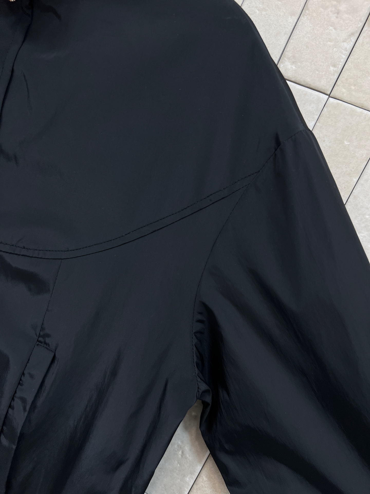 小香家 26早春新款 黑色短款夹克外套 尼龙材质轻便防风 金属纽扣+翻盖口袋设计 简约又有细节感 短款剪