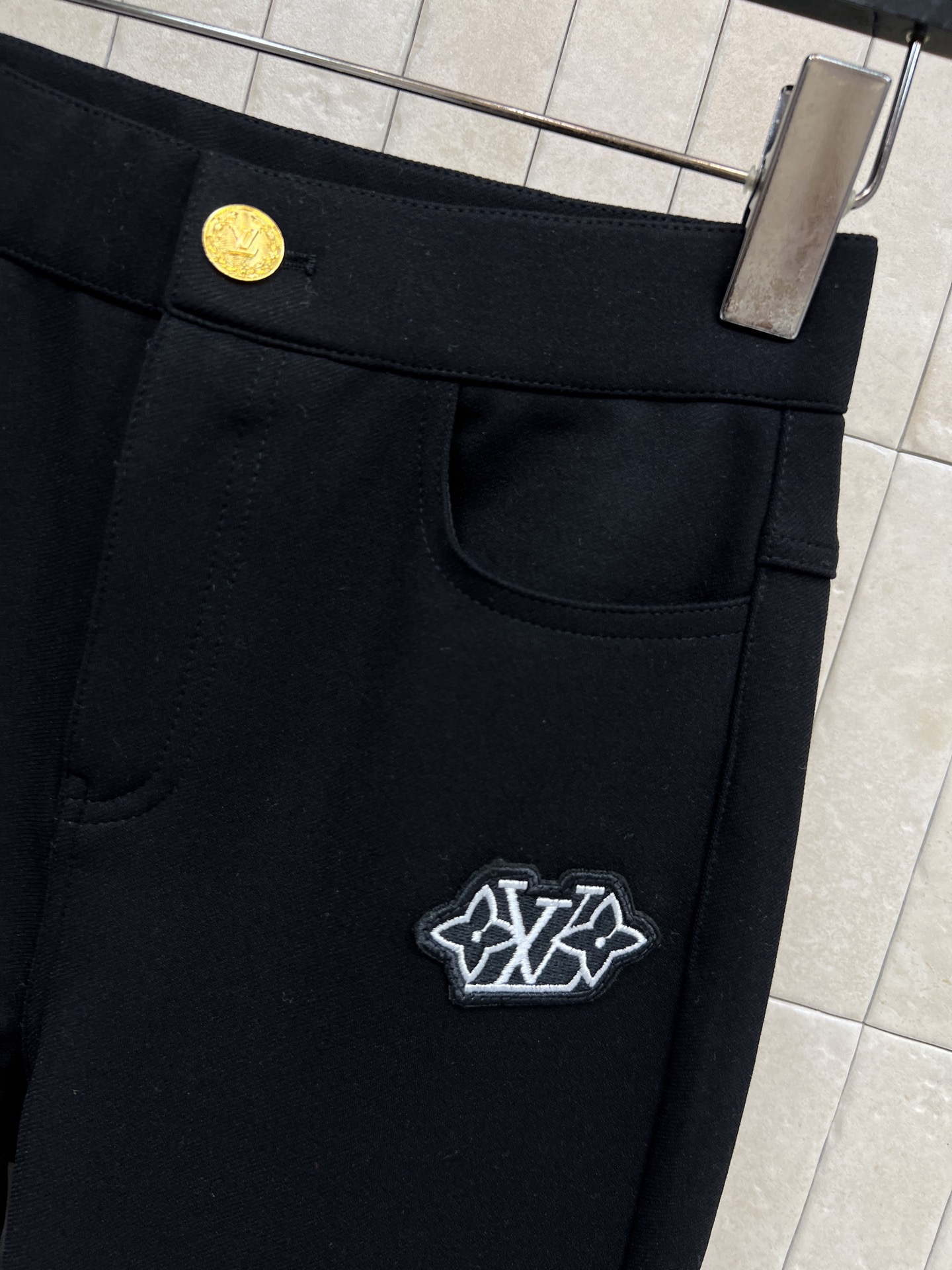 L家 25秋冬新款 徽标刺绣紧身裤 黑色主色调 左腿有品牌标志刺绣 简约又有辨识度 高弹力面料 穿着舒适