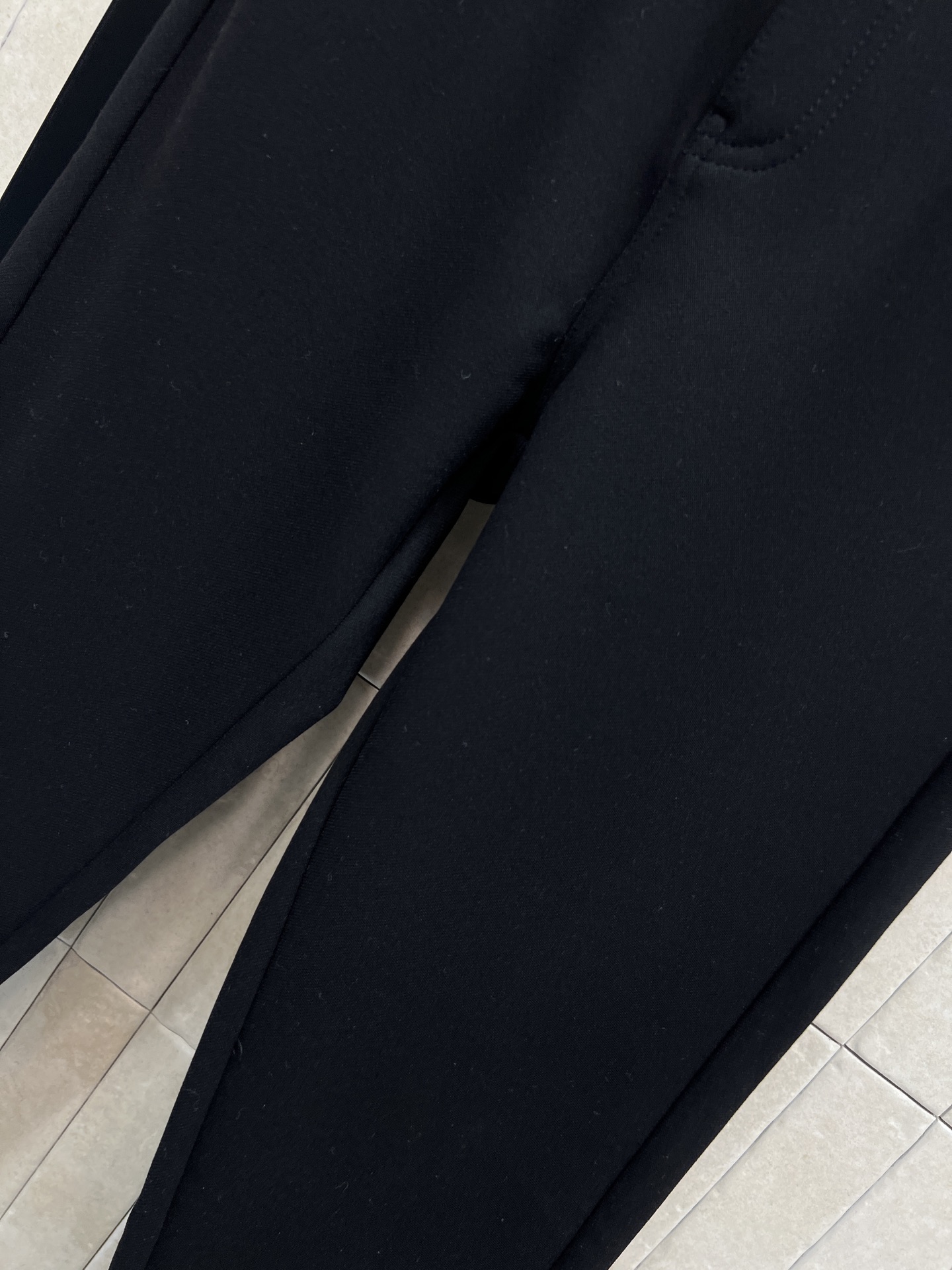 L家 25秋冬新款 徽标刺绣紧身裤 黑色主色调 左腿有品牌标志刺绣 简约又有辨识度 高弹力面料 穿着舒适