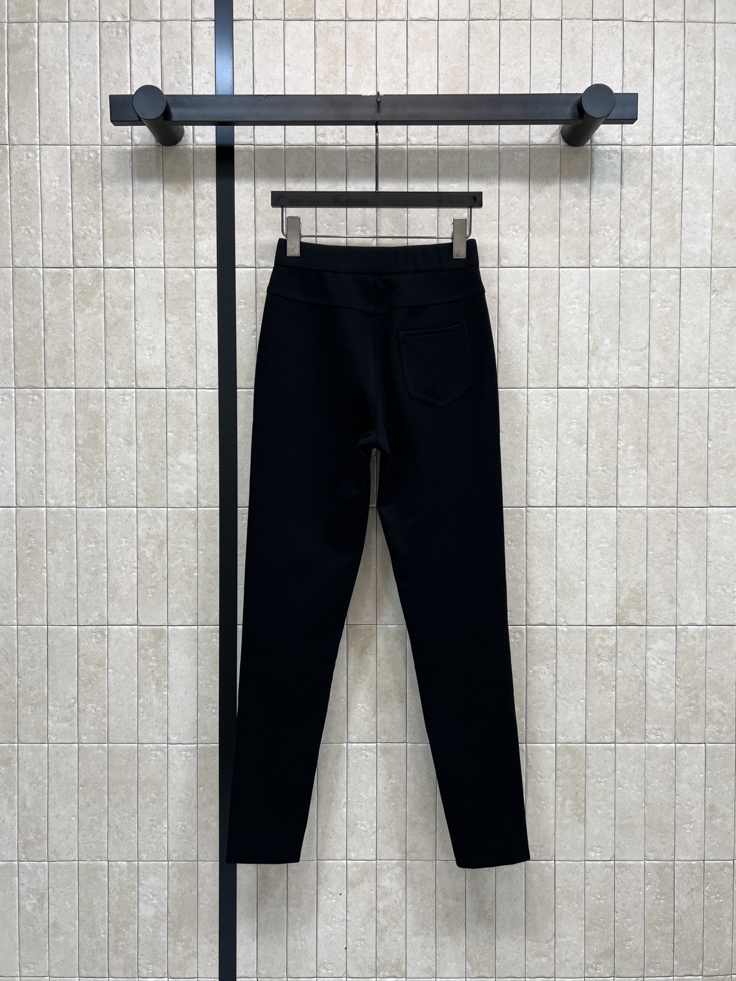 L家 25秋冬新款 徽标刺绣紧身裤 黑色主色调 左腿有品牌标志刺绣 简约又有辨识度 高弹力面料 穿着舒适