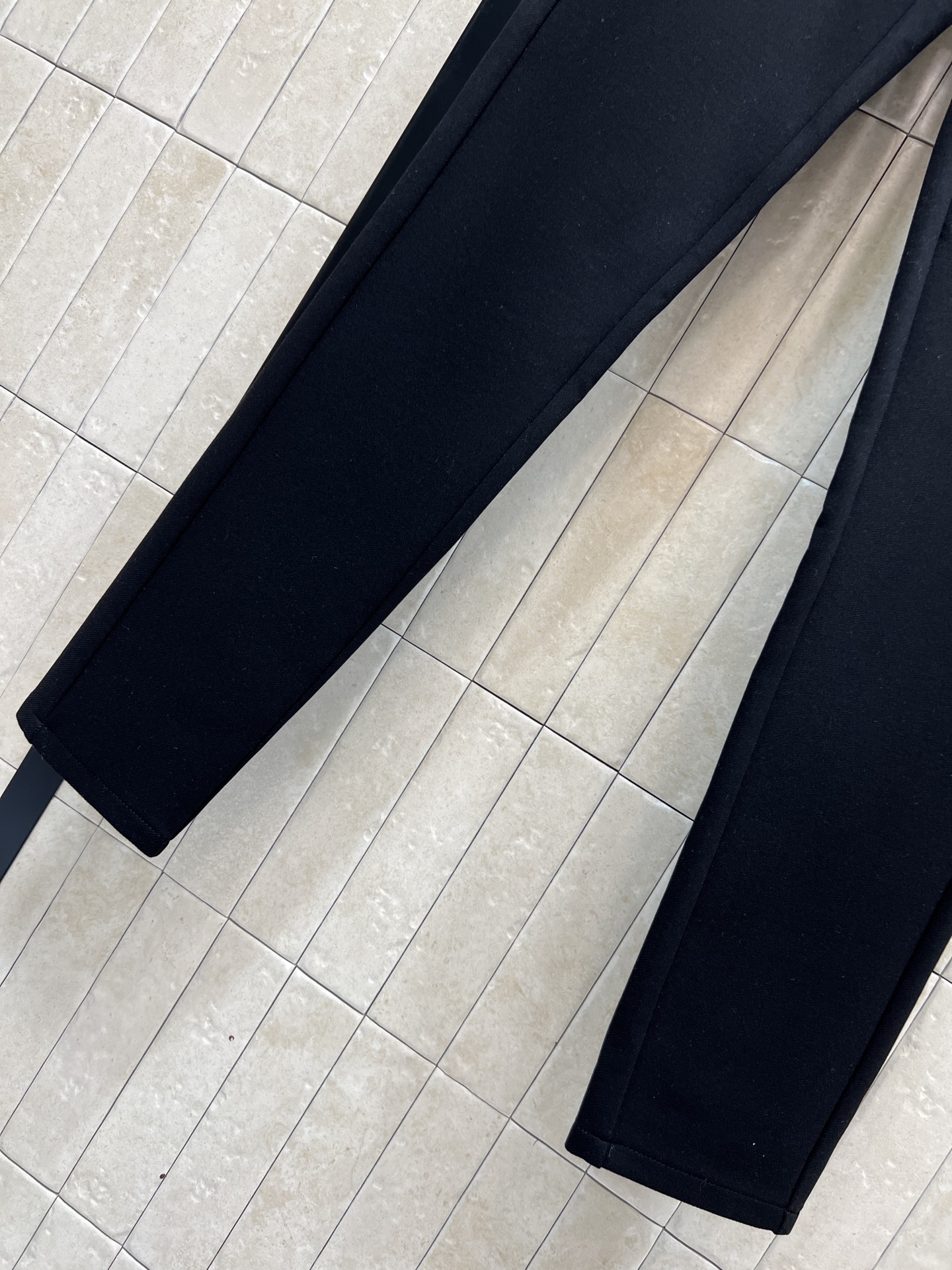 L家 25秋冬新款 徽标刺绣紧身裤 黑色主色调 左腿有品牌标志刺绣 简约又有辨识度 高弹力面料 穿着舒适