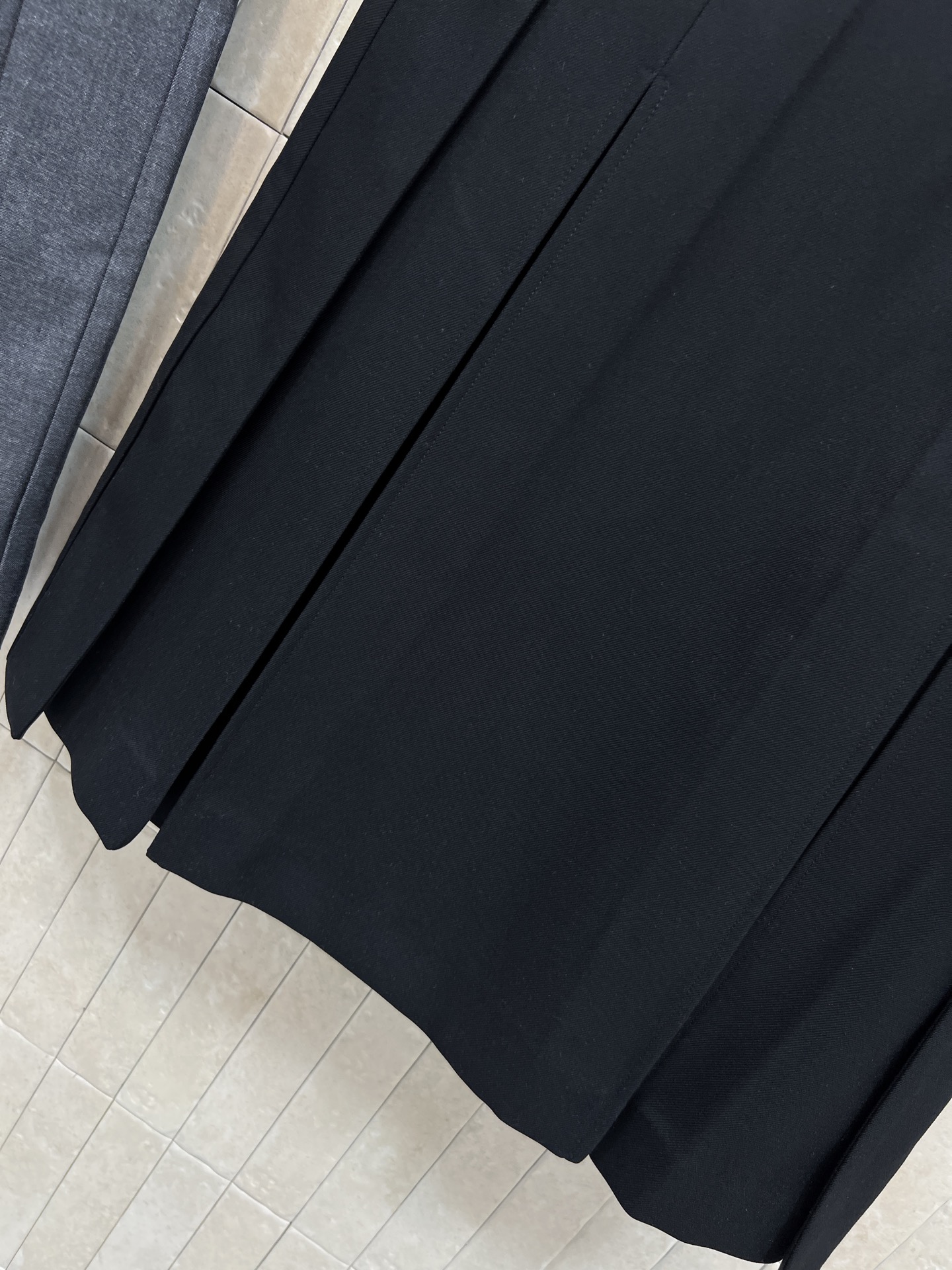 MIU家 25秋冬新款 高腰压褶半身裙 西装面料 质地厚实保暖 秋冬穿超合适！高腰A字版型+经典压褶设计