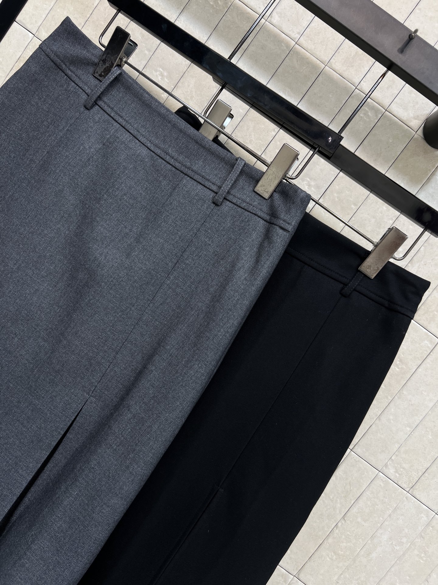 MIU家 25秋冬新款 高腰压褶半身裙 西装面料 质地厚实保暖 秋冬穿超合适！高腰A字版型+经典压褶设计