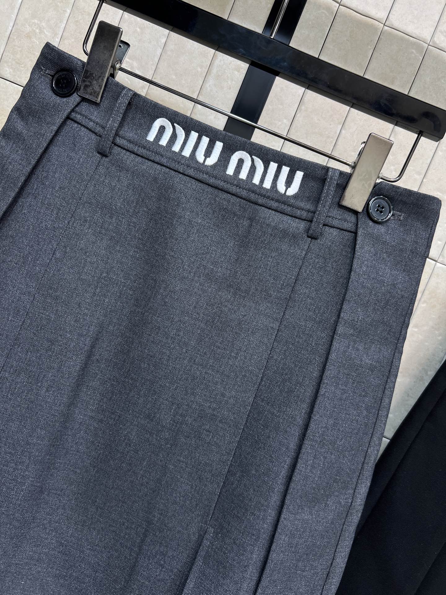 MIU家 25秋冬新款 高腰压褶半身裙 西装面料 质地厚实保暖 秋冬穿超合适！高腰A字版型+经典压褶设计