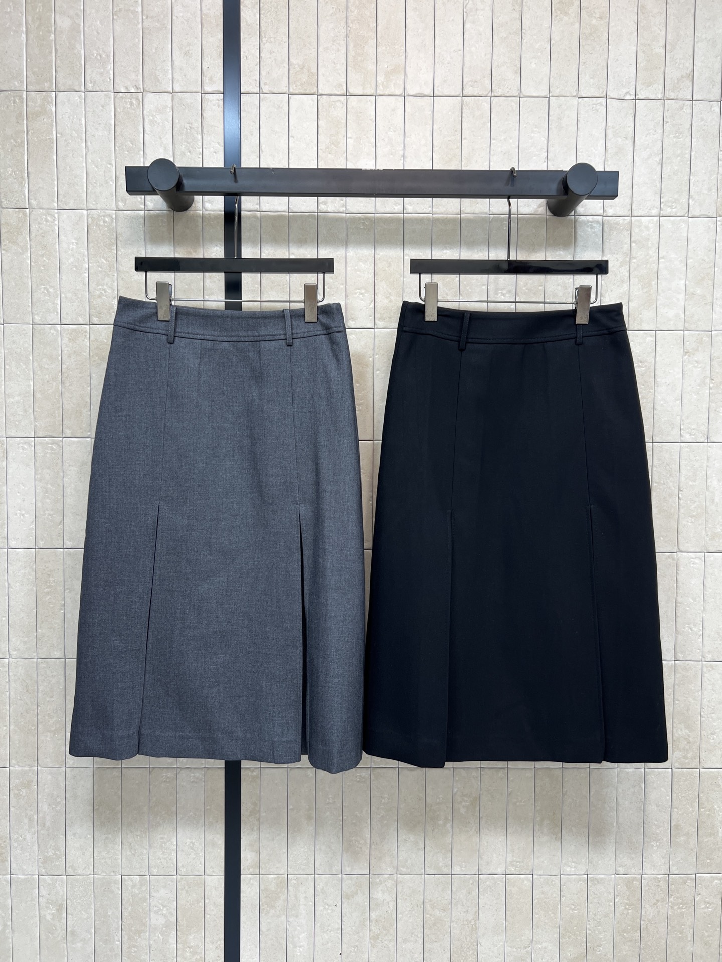 MIU家 25秋冬新款 高腰压褶半身裙 西装面料 质地厚实保暖 秋冬穿超合适！高腰A字版型+经典压褶设计