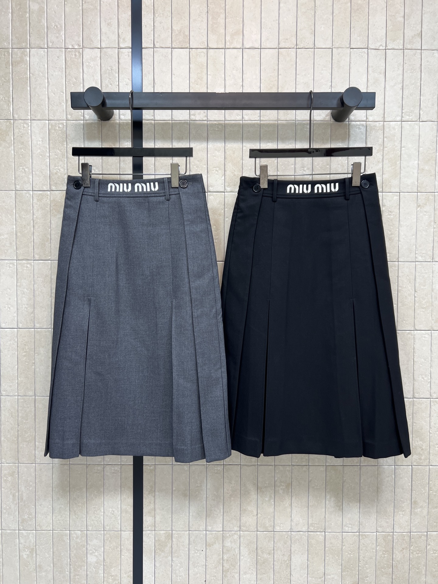 NO:663605,MIU Home 25 new autumn and winter high-waisted pleated skirt suit fabric, thick texture and warm, perfect for autumn and winter!  The high-waisted A-line version + classic pleated design flatters the figure and is more elegant. The waist is embellished with branded webbing. The details are perfect and highly recognizable!  Gray is low-key and versatile. It can be easily used in daily commuting. It is very fashionable when paired with a simple top. A must-have item for autumn and winter wardrobe. Two colors and three sizes. SML,,miumiu,skirts,business suit, 19860909MIU家 25秋冬新款 高腰压褶半身裙 西装面料 质地厚实保暖 秋冬穿超合适！高腰A字版型+经典压褶设计 修饰身形又优雅多 腰部品牌织带点缀 细节满分 辨识度超高！灰色低调百搭 通勤日常都能轻松驾驭 随便搭配简约上衣就很时髦 秋冬衣橱必备单品 两色三码 SML,,miumiu,skirts,business suit, ,Women's clothing