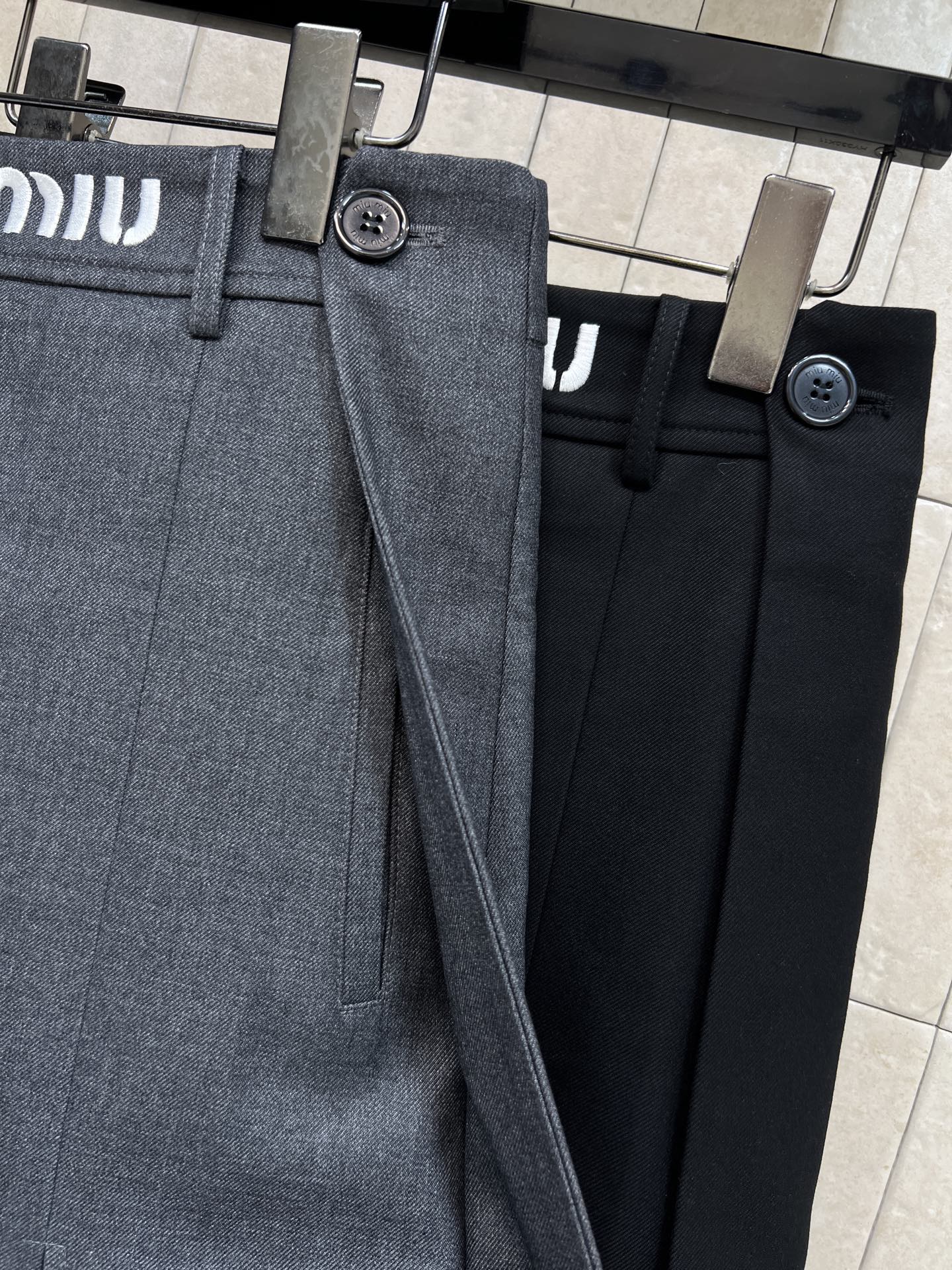 MIU家 25秋冬新款 高腰压褶半身裙 西装面料 质地厚实保暖 秋冬穿超合适！高腰A字版型+经典压褶设计