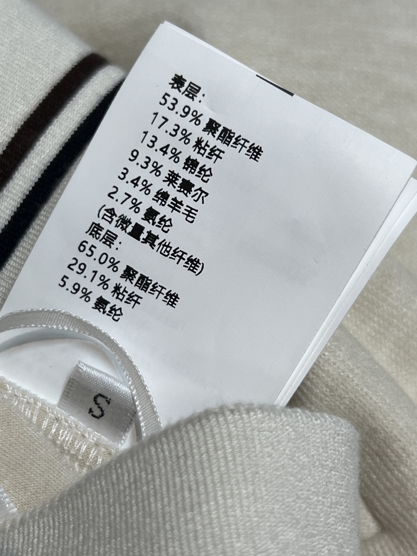 MIU家 25秋冬新款 徽标撞色卫裤 宽松阔腿版型 包容性强 穿着超舒适！腰部撞色条纹+抽绳设计 视觉层