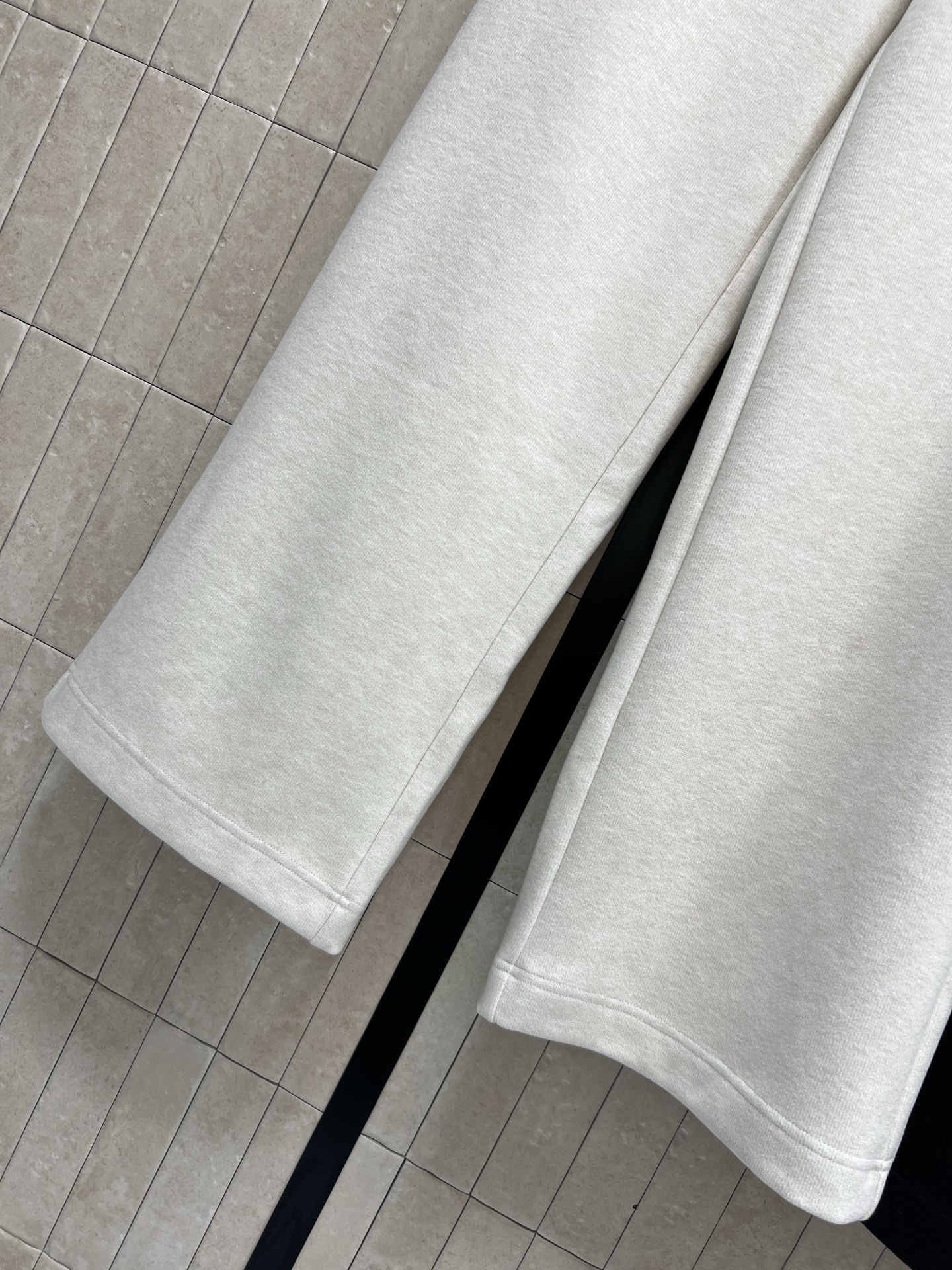 MIU家 25秋冬新款 徽标撞色卫裤 宽松阔腿版型 包容性强 穿着超舒适！腰部撞色条纹+抽绳设计 视觉层