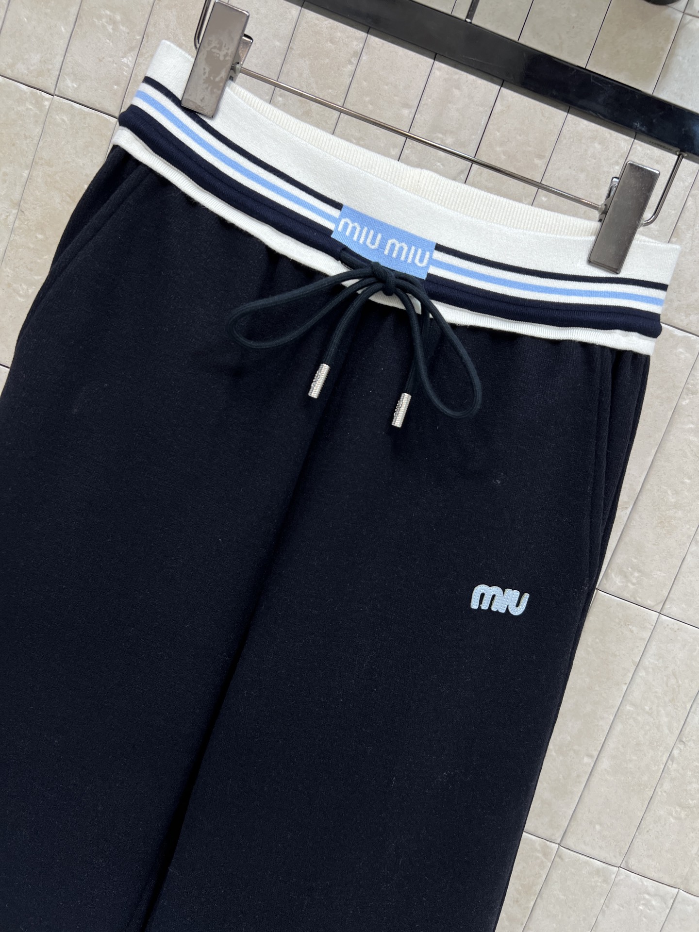 MIU家 25秋冬新款 徽标撞色卫裤 宽松阔腿版型 包容性强 穿着超舒适！腰部撞色条纹+抽绳设计 视觉层