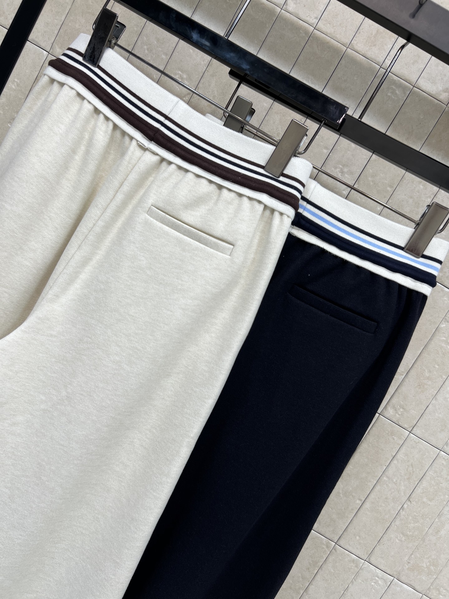 MIU家 25秋冬新款 徽标撞色卫裤 宽松阔腿版型 包容性强 穿着超舒适！腰部撞色条纹+抽绳设计 视觉层