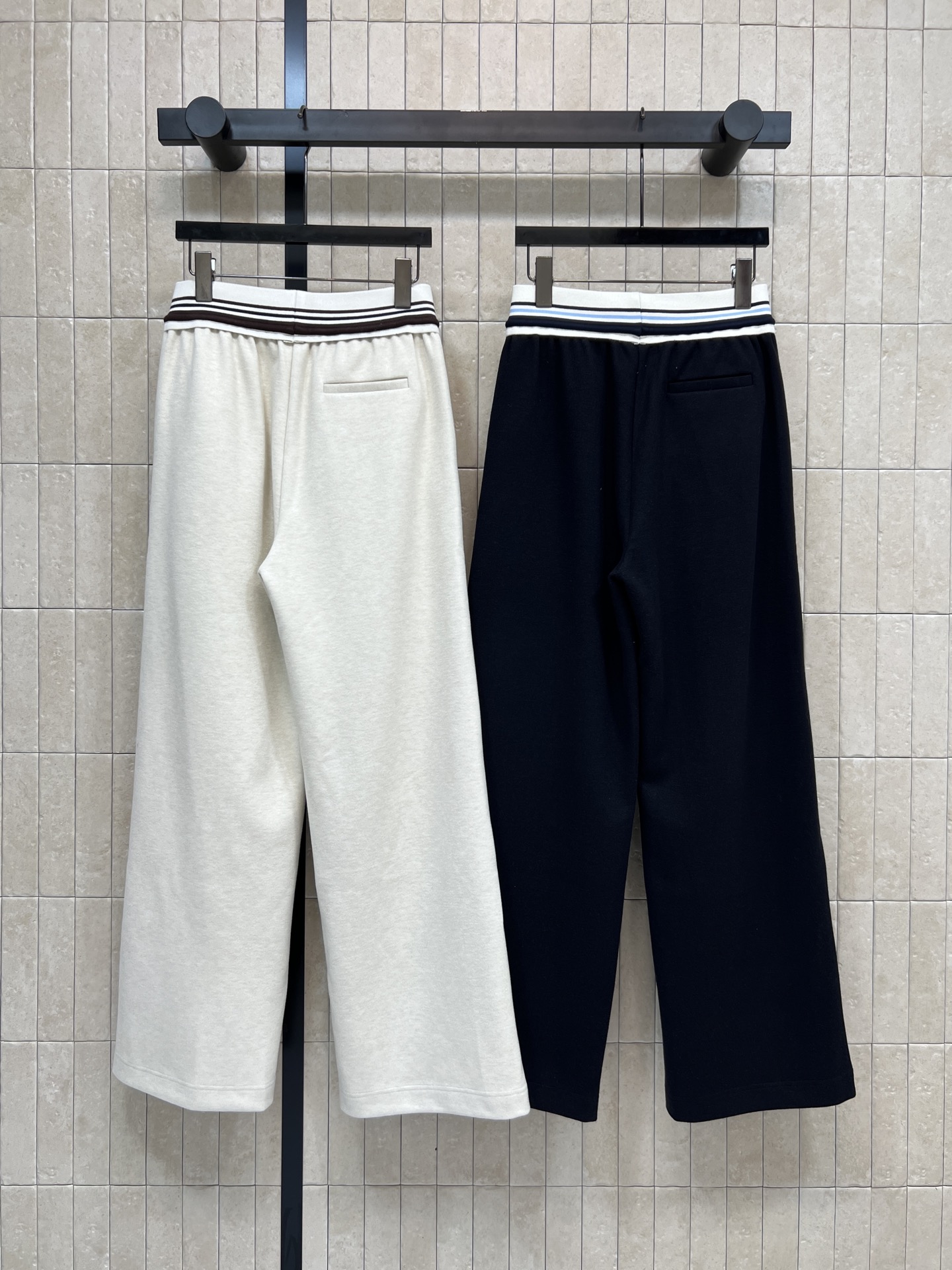 MIU家 25秋冬新款 徽标撞色卫裤 宽松阔腿版型 包容性强 穿着超舒适！腰部撞色条纹+抽绳设计 视觉层