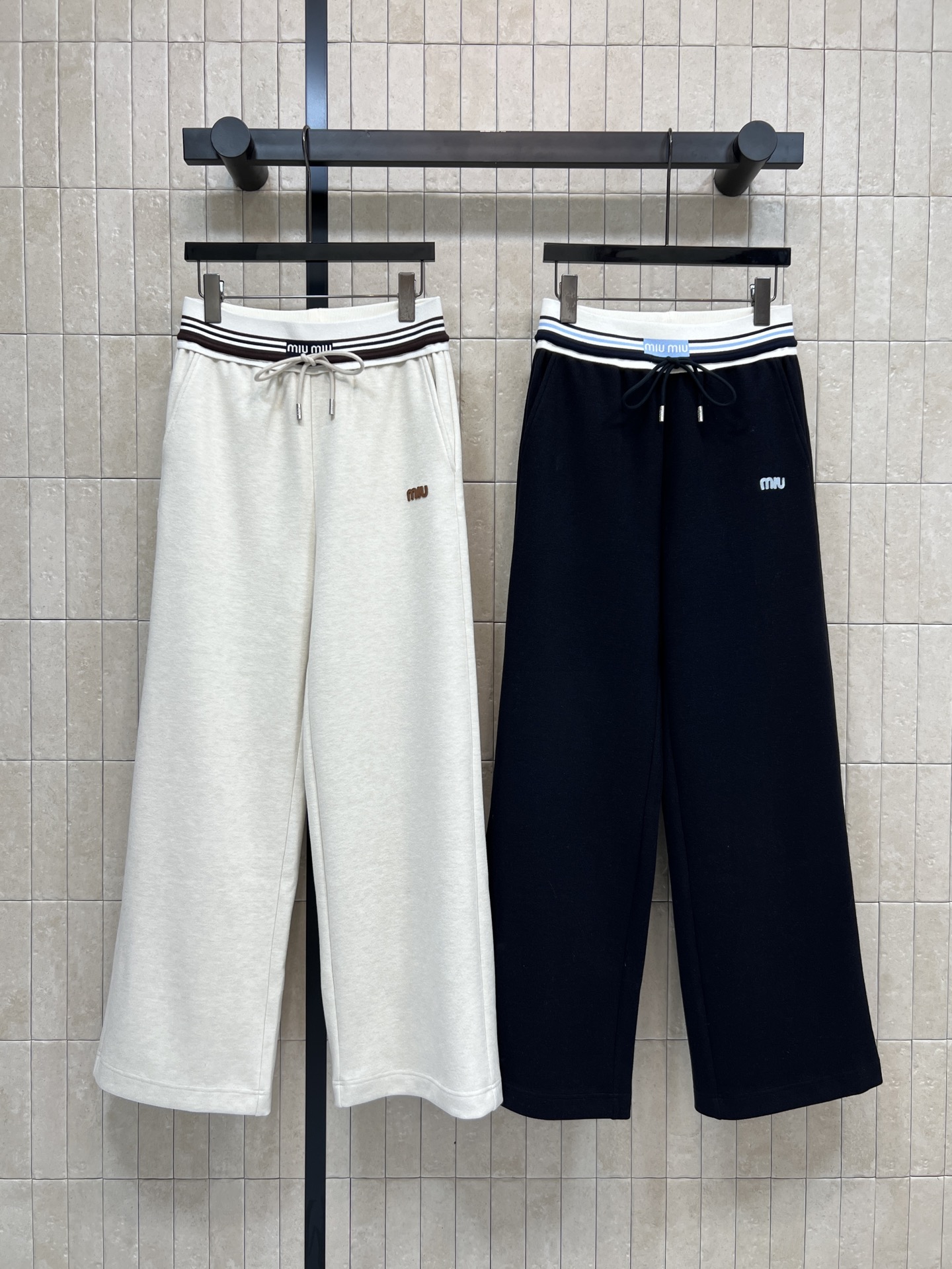 NO:663617,MIU Home 25 new autumn and winter style logo contrasting color sweatpants, loose wide-leg version, strong tolerance and super comfortable to wear!  Contrasting color stripes + drawstring design on the waist, full of visual layering, and the elasticity can be adjusted freely. Classic embroidered logo embellishment, low-key and recognizable~Whether paired with a sweater or a T-shirt, you can easily create a casual and advanced daily look. Two colors and three codes. SML,,miumiu,hoodie,sweatshirts,tees,t-shirt, 19860909MIU家 25秋冬新款 徽标撞色卫裤 宽松阔腿版型 包容性强 穿着超舒适！腰部撞色条纹+抽绳设计 视觉层次感满满 还能自由调节松紧 经典刺绣徽标 点缀 低调又有辨识度～无论搭配卫衣还是T恤 都能轻松打造随性高级的日常造型 两色三码 SML,,miumiu,hoodie,sweatshirts,tees，t-shirt, ,Women's clothing