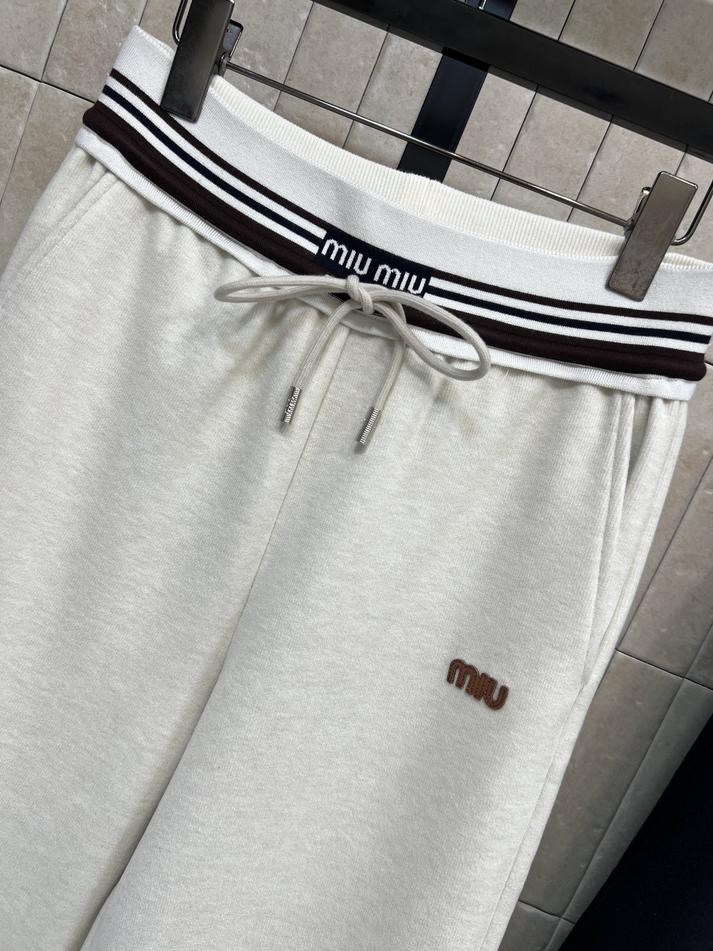 MIU家 25秋冬新款 徽标撞色卫裤 宽松阔腿版型 包容性强 穿着超舒适！腰部撞色条纹+抽绳设计 视觉层