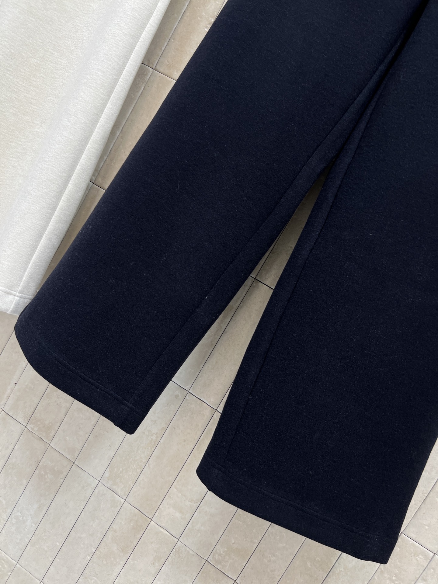 MIU家 25秋冬新款 徽标撞色卫裤 宽松阔腿版型 包容性强 穿着超舒适！腰部撞色条纹+抽绳设计 视觉层