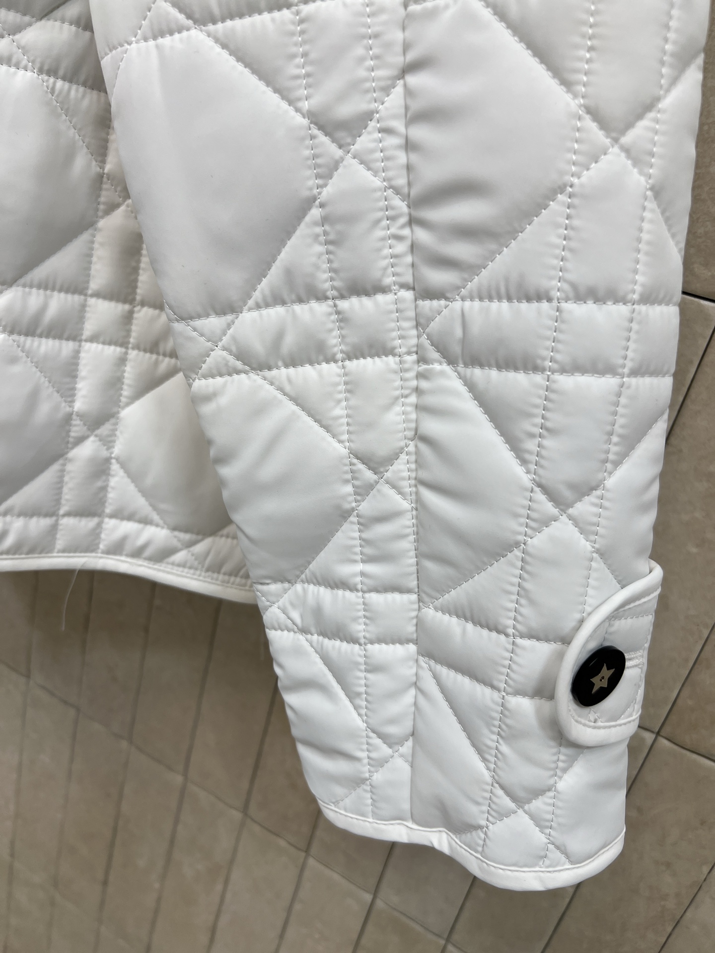 D家 25秋冬新款 丛林印花系列棉服 经典菱格纹+翻领设计 优雅又有辨识度 高品质聚酯纤维填充 轻盈保暖