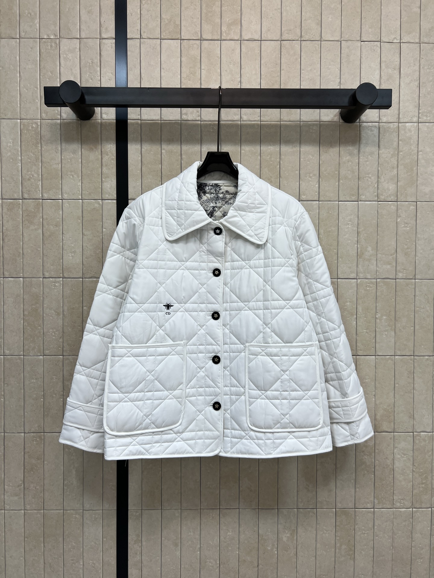 NO:663586,D's 25 new autumn and winter style jungle print series cotton coat, classic rhombus pattern + lapel design, elegant and recognizable, high-quality polyester fiber filling, light and warm, short cut to show body proportions, friendly to small people!  The Dior embroidery on the chest is low-key and luxurious. It can be easily worn for commuting and leisure. It is a must-have item for autumn and winter. Two colors and three sizes. SML, dior, dior,  19860909D家 25秋冬新款 丛林印花系列棉服 经典菱格纹+翻领设计 优雅又有辨识度 高品质聚酯纤维填充 轻盈保暖 短款剪裁超显身材比例 小个子友好！胸前Dior刺绣低调奢华 通勤休闲都能轻松驾驭 是秋冬穿搭必备单品 两色三码 SML,,dior,dior, ,Women's clothing