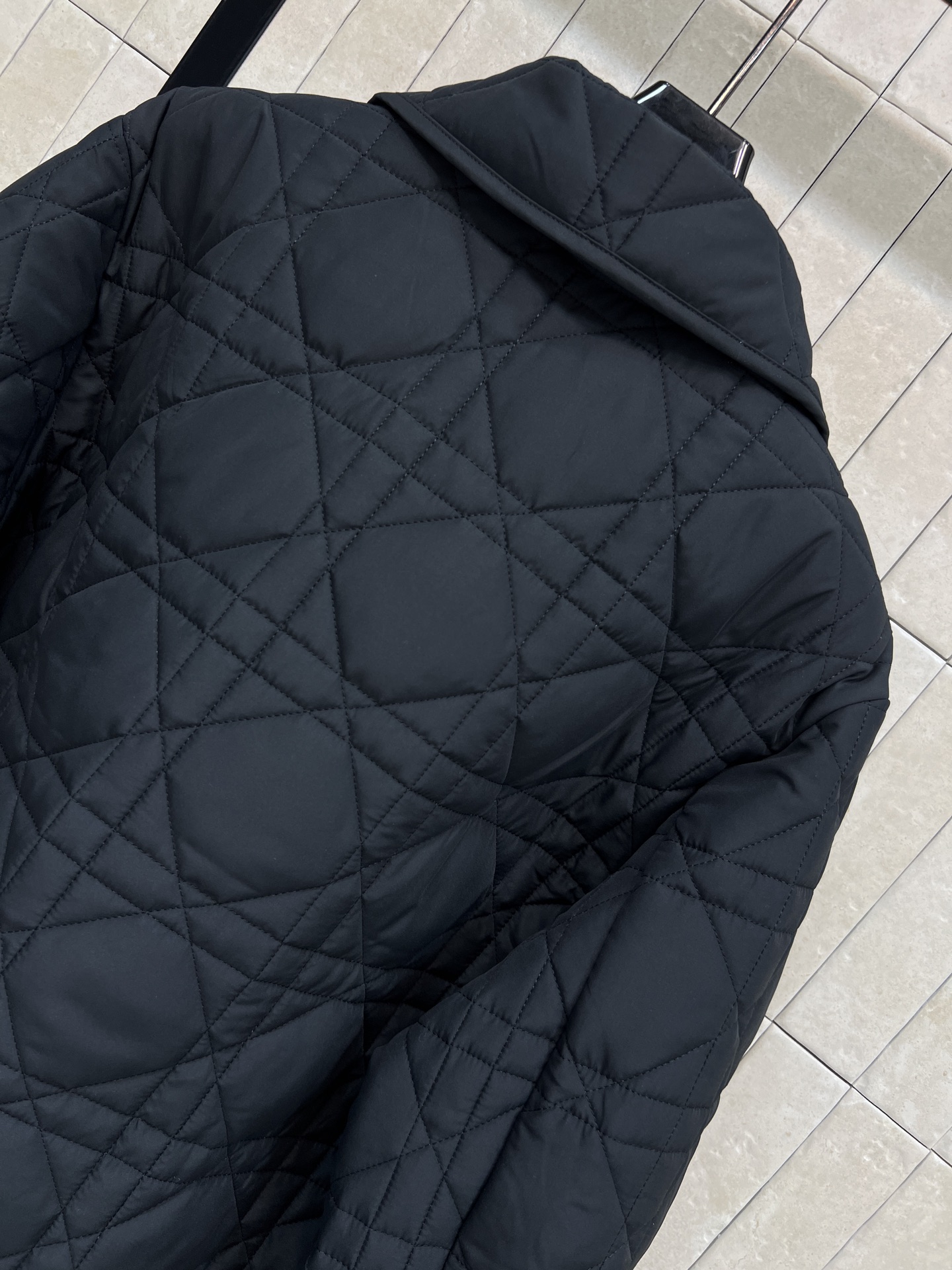 D家 25秋冬新款 丛林印花系列棉服 经典菱格纹+翻领设计 优雅又有辨识度 高品质聚酯纤维填充 轻盈保暖