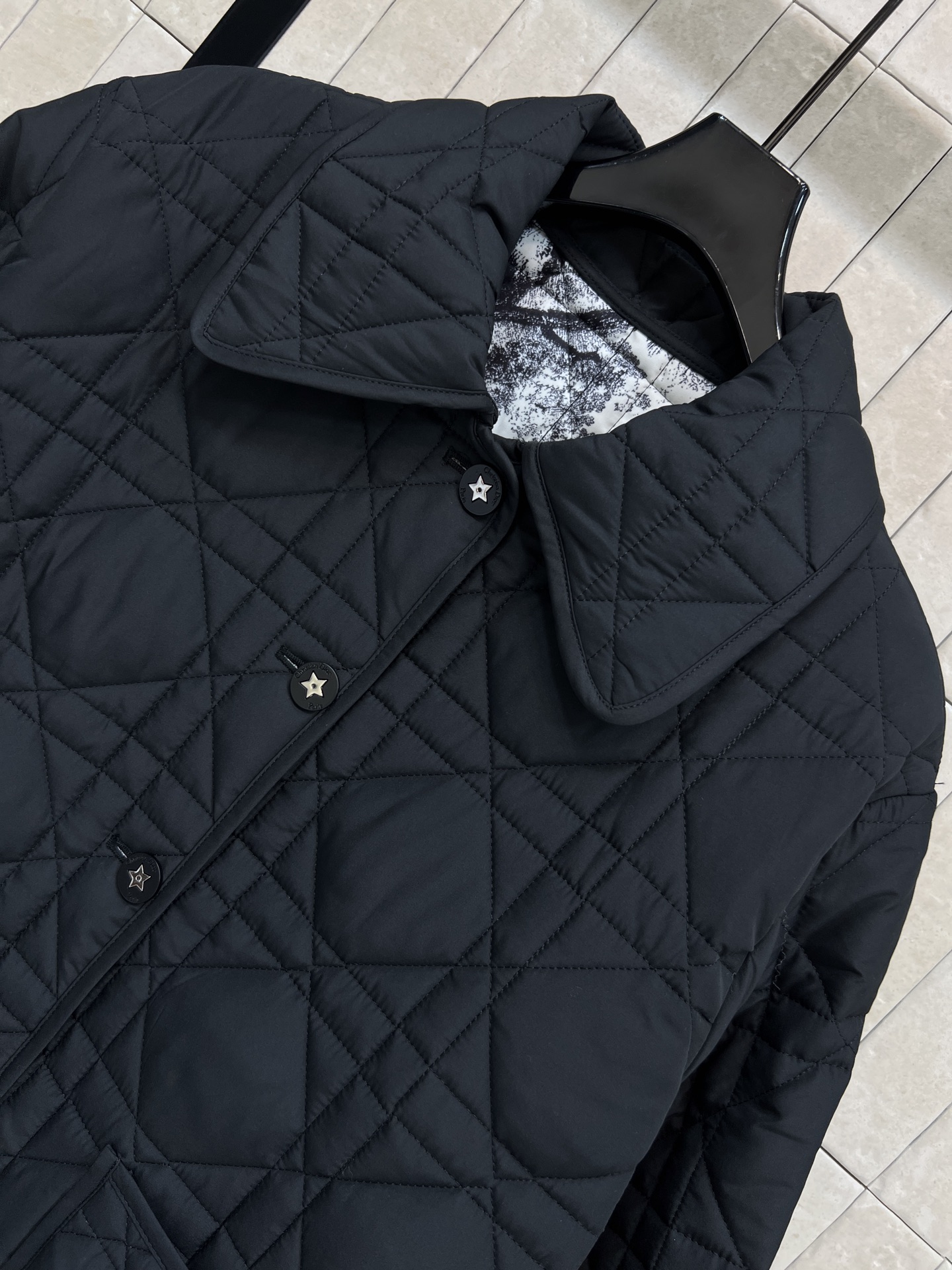 D家 25秋冬新款 丛林印花系列棉服 经典菱格纹+翻领设计 优雅又有辨识度 高品质聚酯纤维填充 轻盈保暖