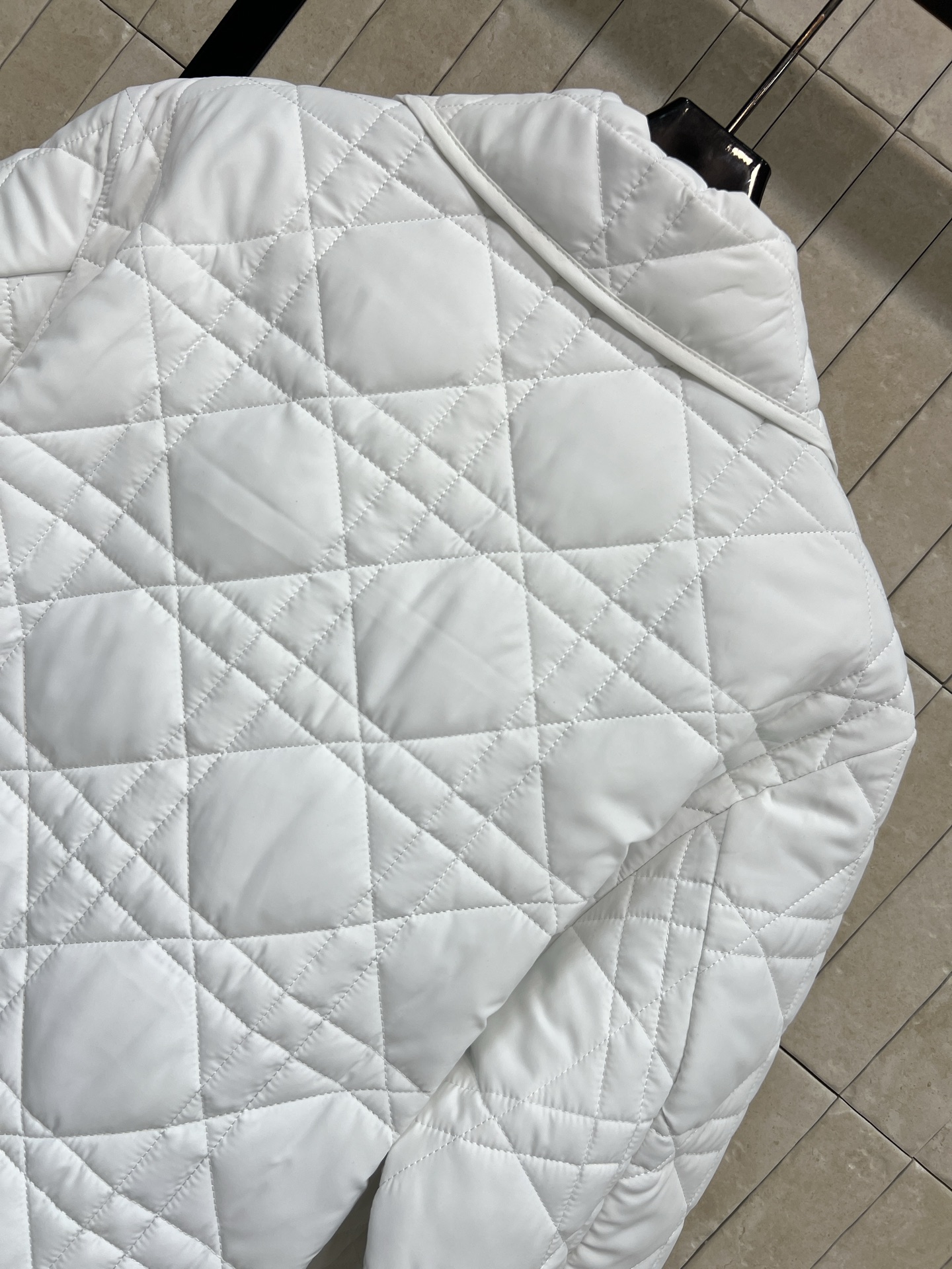 D家 25秋冬新款 丛林印花系列棉服 经典菱格纹+翻领设计 优雅又有辨识度 高品质聚酯纤维填充 轻盈保暖