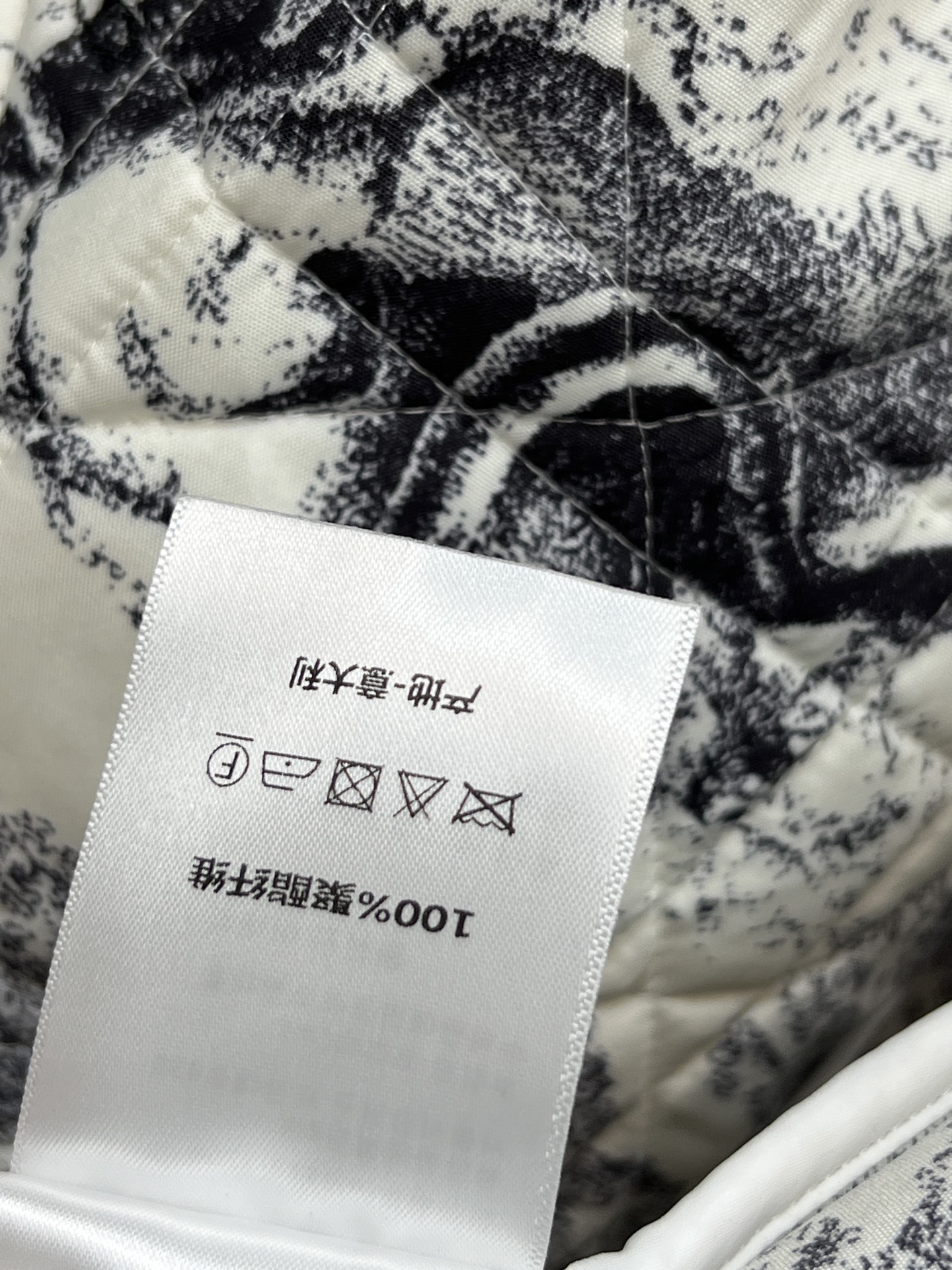 D家 25秋冬新款 丛林印花系列棉服 经典菱格纹+翻领设计 优雅又有辨识度 高品质聚酯纤维填充 轻盈保暖