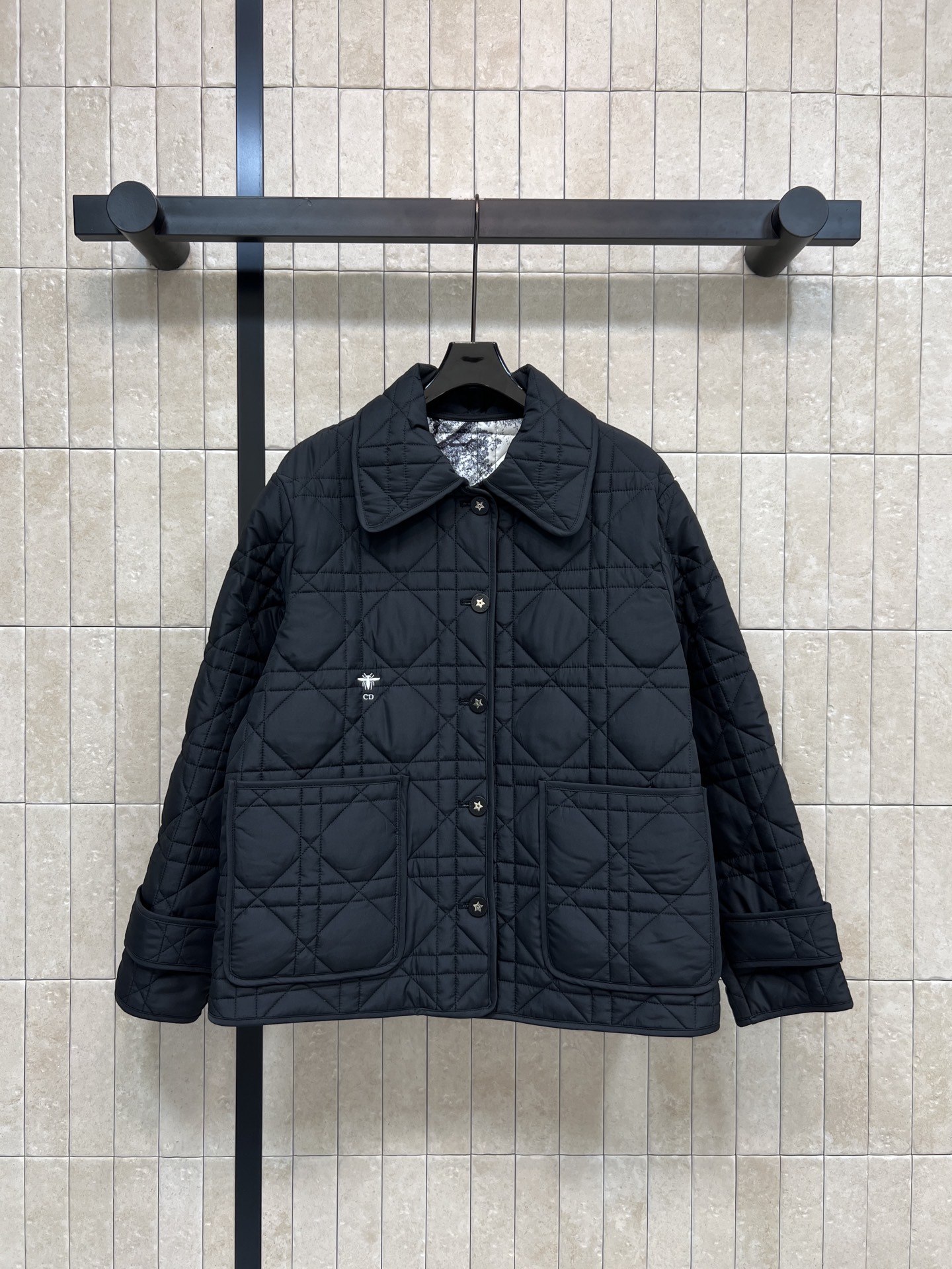 NO:663593,D's 25 new autumn and winter style jungle print series cotton coat, classic rhombus pattern + lapel design, elegant and recognizable, high-quality polyester fiber filling, light and warm, short cut to show body proportions, friendly to small people!  The Dior embroidery on the chest is low-key and luxurious. It can be easily worn for commuting and leisure. It is a must-have item for autumn and winter. Two colors and three sizes. SML, dior, dior,  19860909D家 25秋冬新款 丛林印花系列棉服 经典菱格纹+翻领设计 优雅又有辨识度 高品质聚酯纤维填充 轻盈保暖 短款剪裁超显身材比例 小个子友好！胸前Dior刺绣低调奢华 通勤休闲都能轻松驾驭 是秋冬穿搭必备单品 两色三码 SML,,dior,dior, ,Women's clothing