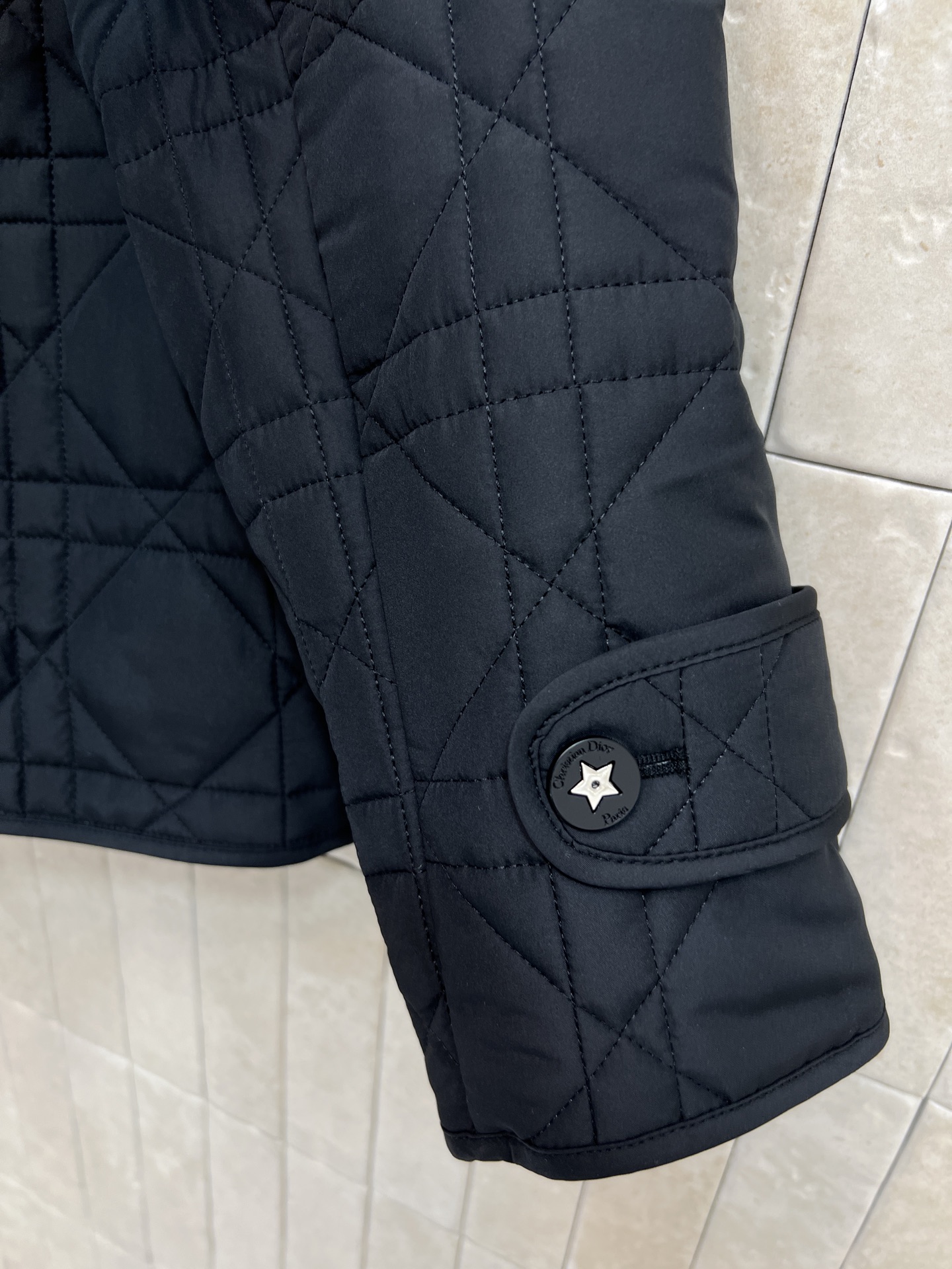 D家 25秋冬新款 丛林印花系列棉服 经典菱格纹+翻领设计 优雅又有辨识度 高品质聚酯纤维填充 轻盈保暖