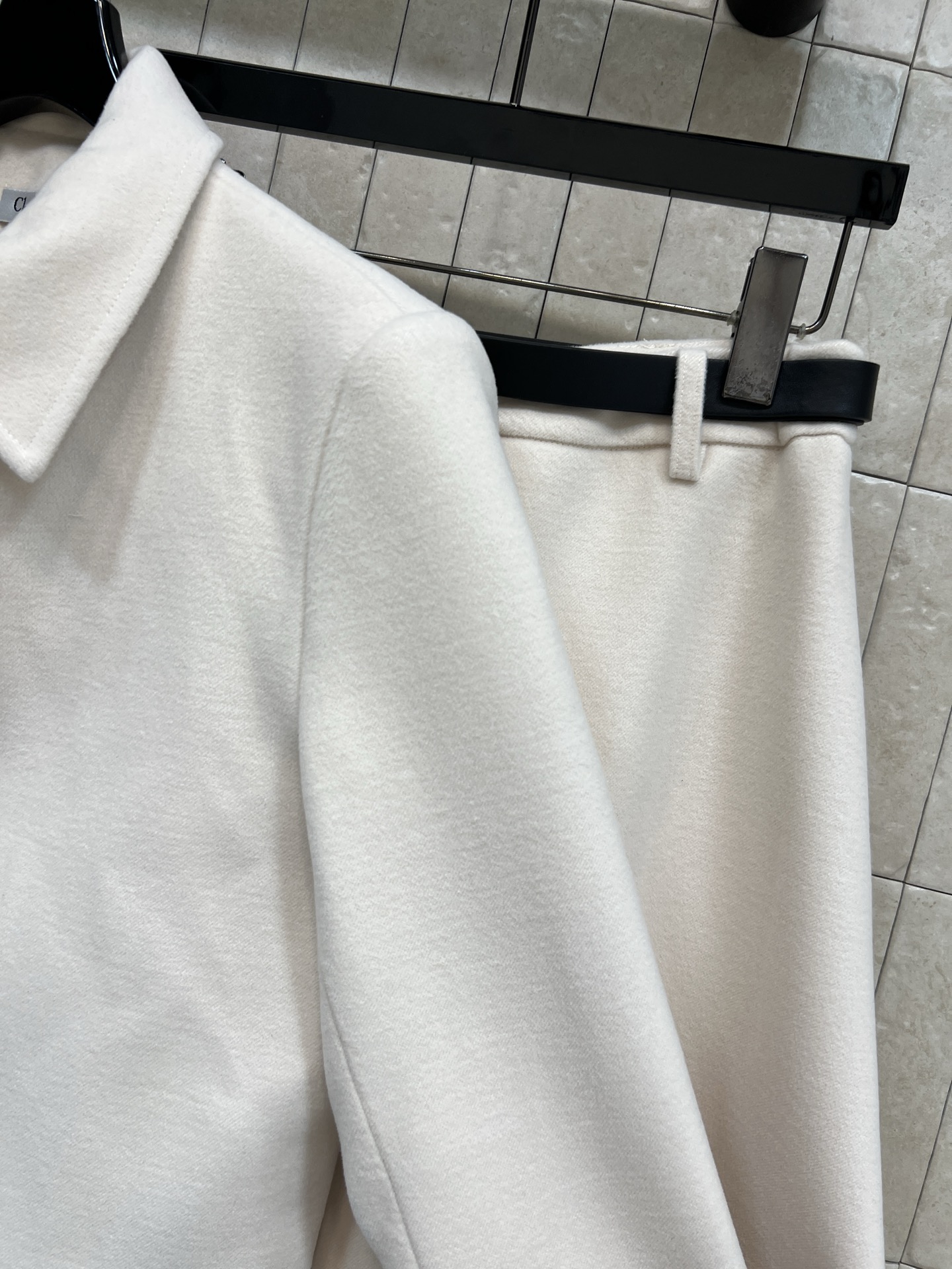 D家 25秋冬新款 白色毛呢套装 翻领长袖小外套+高腰半身裙 米白色毛呢材质 质地厚实垂感好 秋冬穿超合