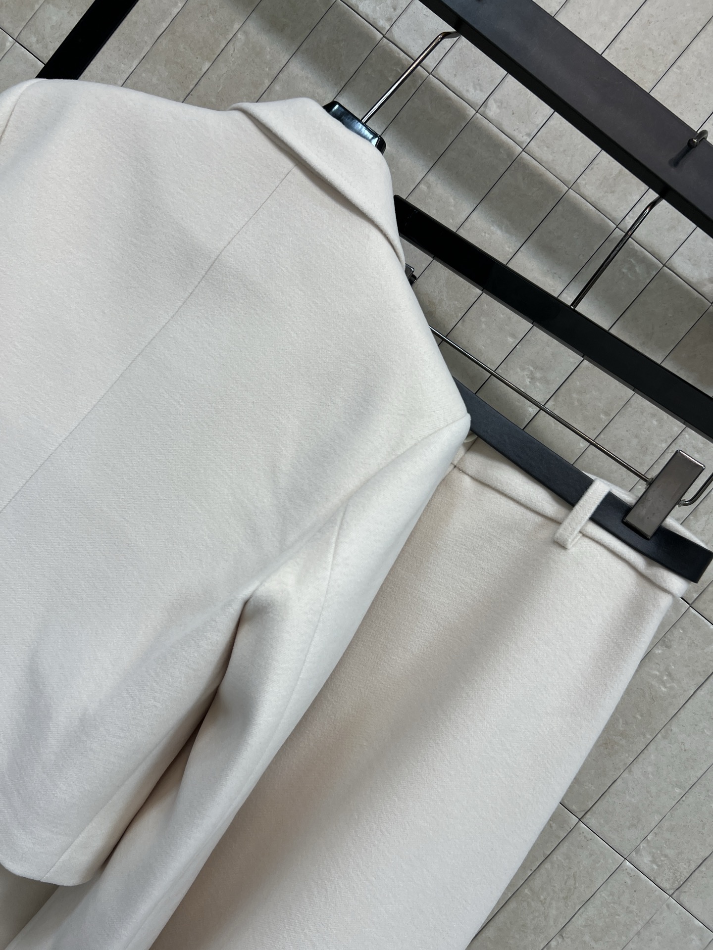 D家 25秋冬新款 白色毛呢套装 翻领长袖小外套+高腰半身裙 米白色毛呢材质 质地厚实垂感好 秋冬穿超合