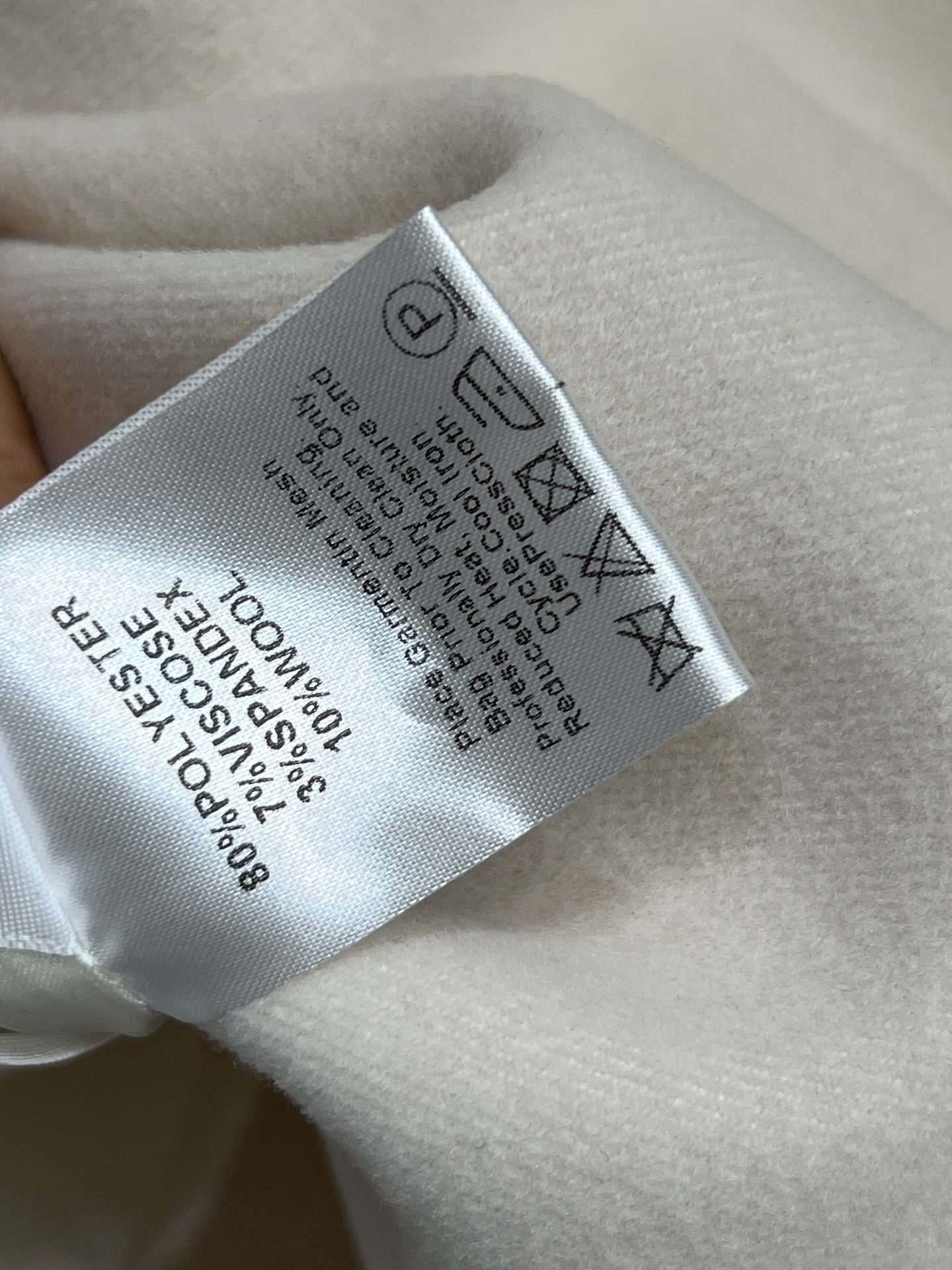 D家 25秋冬新款 白色毛呢套装 翻领长袖小外套+高腰半身裙 米白色毛呢材质 质地厚实垂感好 秋冬穿超合