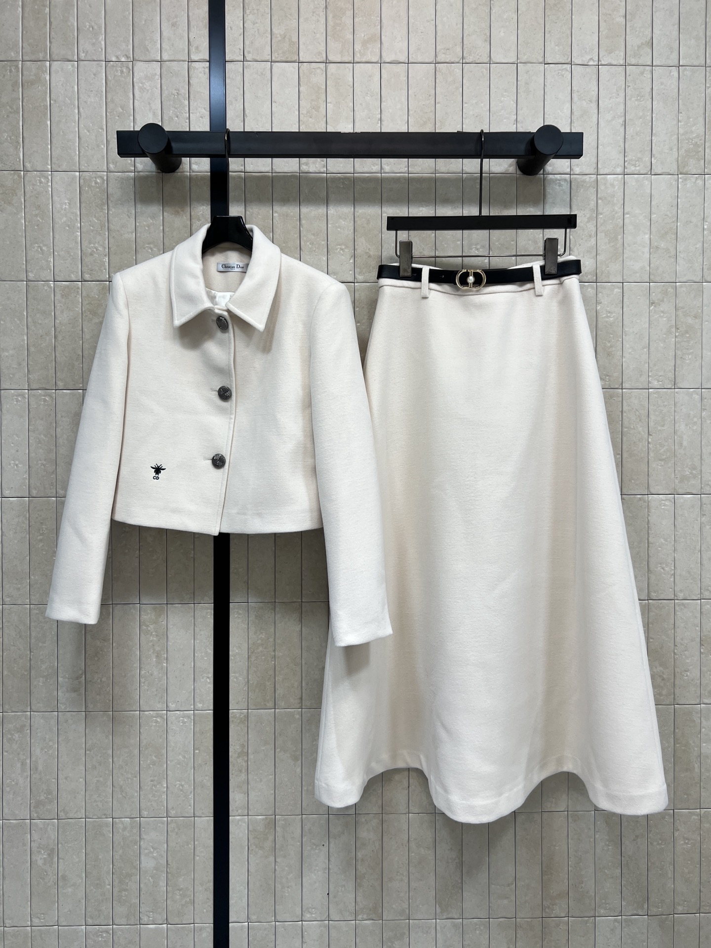 NO:663603,D Home 25 new autumn and winter style white woolen suit, lapel long-sleeved small coat + high waist skirt, off-white woolen material, thick texture and good drape, perfect for autumn and winter wear!  High waist + A-line umbrella skirt design makes you look slimmer and flatters your figure. It has a perfect elegant temperament. It is embellished with a black belt and has a layered look. Pair it with a short jacket of the same style to create a classic suit. It can be easily worn for commuting or formal occasions ~ One color and three sizes SML, dior, skirts, jackets & coats,  19860909D家 25秋冬新款 白色毛呢套装 翻领长袖小外套+高腰半身裙 米白色毛呢材质 质地厚实垂感好 秋冬穿超合适！高腰+A字伞裙设计 显瘦又修饰身形 优雅气质满分 黑色腰带点缀 层次感up 搭配同款短外套就是经典套装 通勤或正式场合都能轻松驾驭~一色三码SML,,dior,skirts,jackets & coats, ,Women's clothing