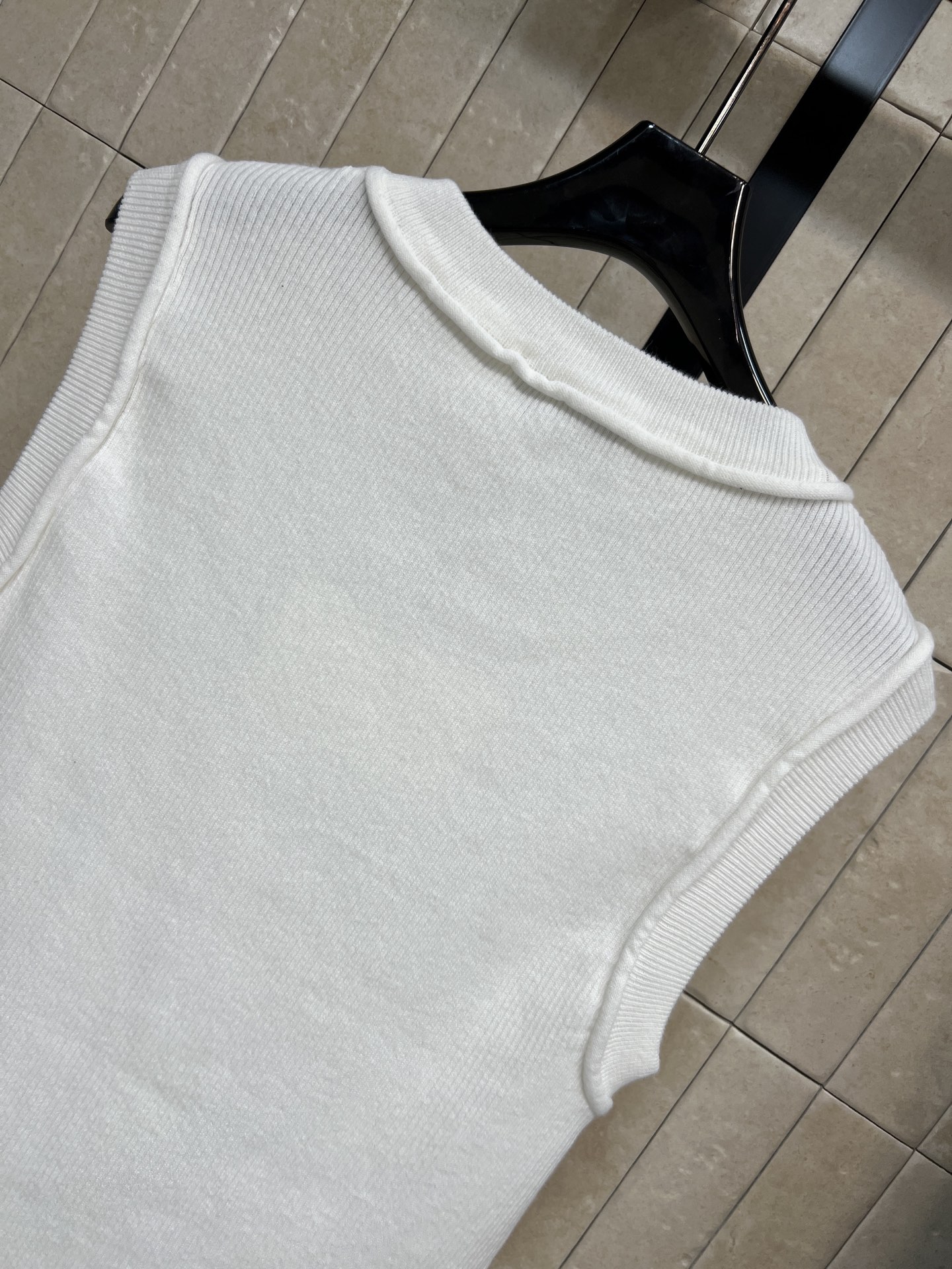 LW家 25秋冬新款 logo刺绣针织背心 采用柔软坑条针织工艺 修身版型超显身材 胸前同色系刺绣log