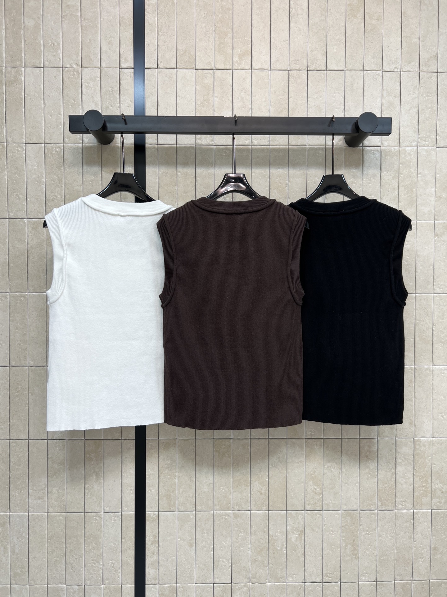 LW家 25秋冬新款 logo刺绣针织背心 采用柔软坑条针织工艺 修身版型超显身材 胸前同色系刺绣log