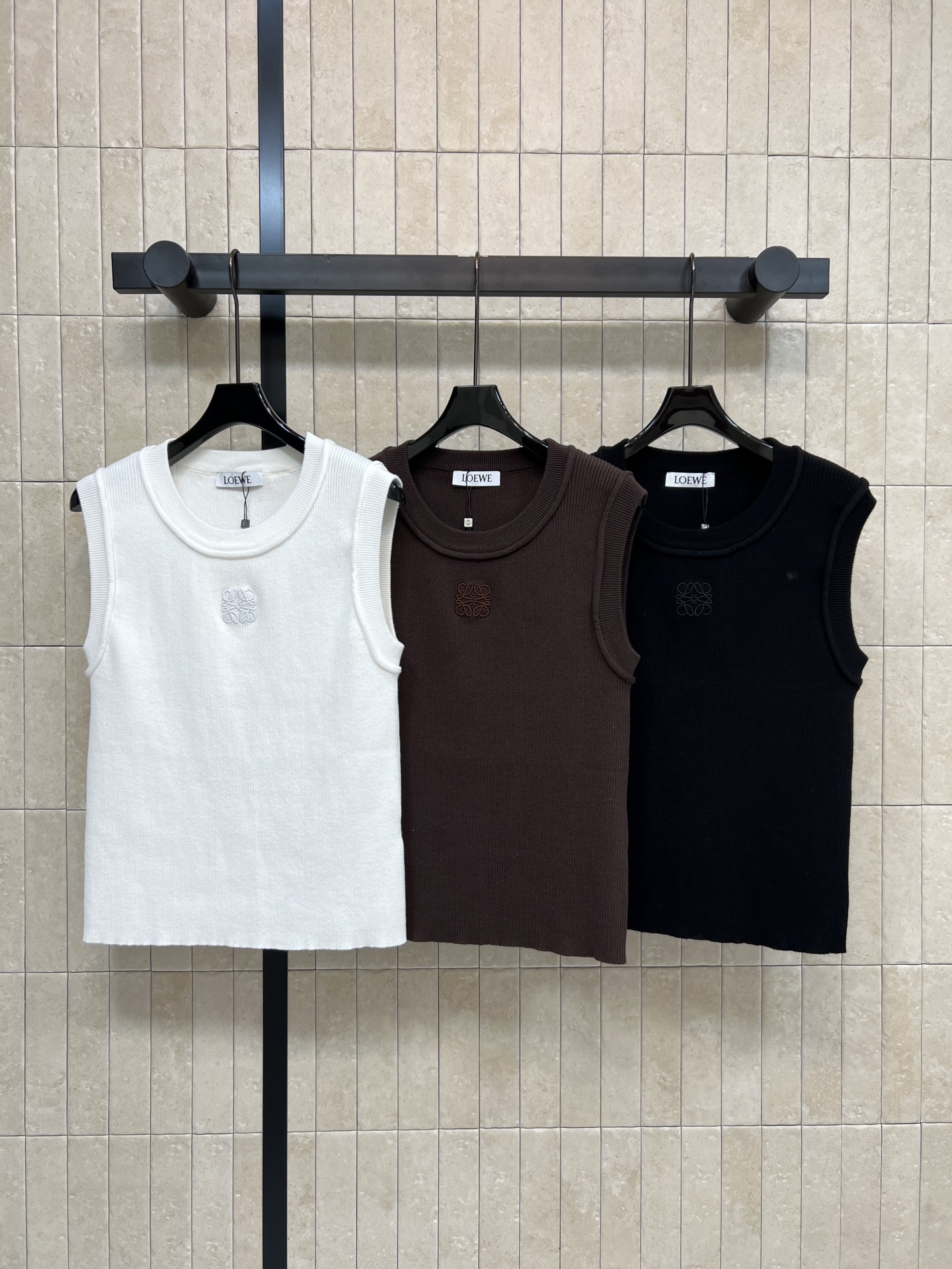 NO:663612,LW Home's 25 new autumn and winter logo embroidered knitted vest uses soft pit knitting technology. The slim fit is super slimming. The same color embroidered logo pattern on the chest is low-key and recognizable. Sleeveless round neck design. It is OK to wear alone or layered with shirts and suit jackets. Easily create a layered look. Three colors and three codes SML, jackets & coats, shirts, business suit,  19860909LW家 25秋冬新款 logo刺绣针织背心 采用柔软坑条针织工艺 修身版型超显身材 胸前同色系刺绣logo徽标图案 低调又有辨识度 无袖圆领设计 单穿或叠搭衬衫、西装外套都很OK 轻松打造层次感穿搭三色三码SML,,jackets & coats,shirts,business suit, ,Women's clothing