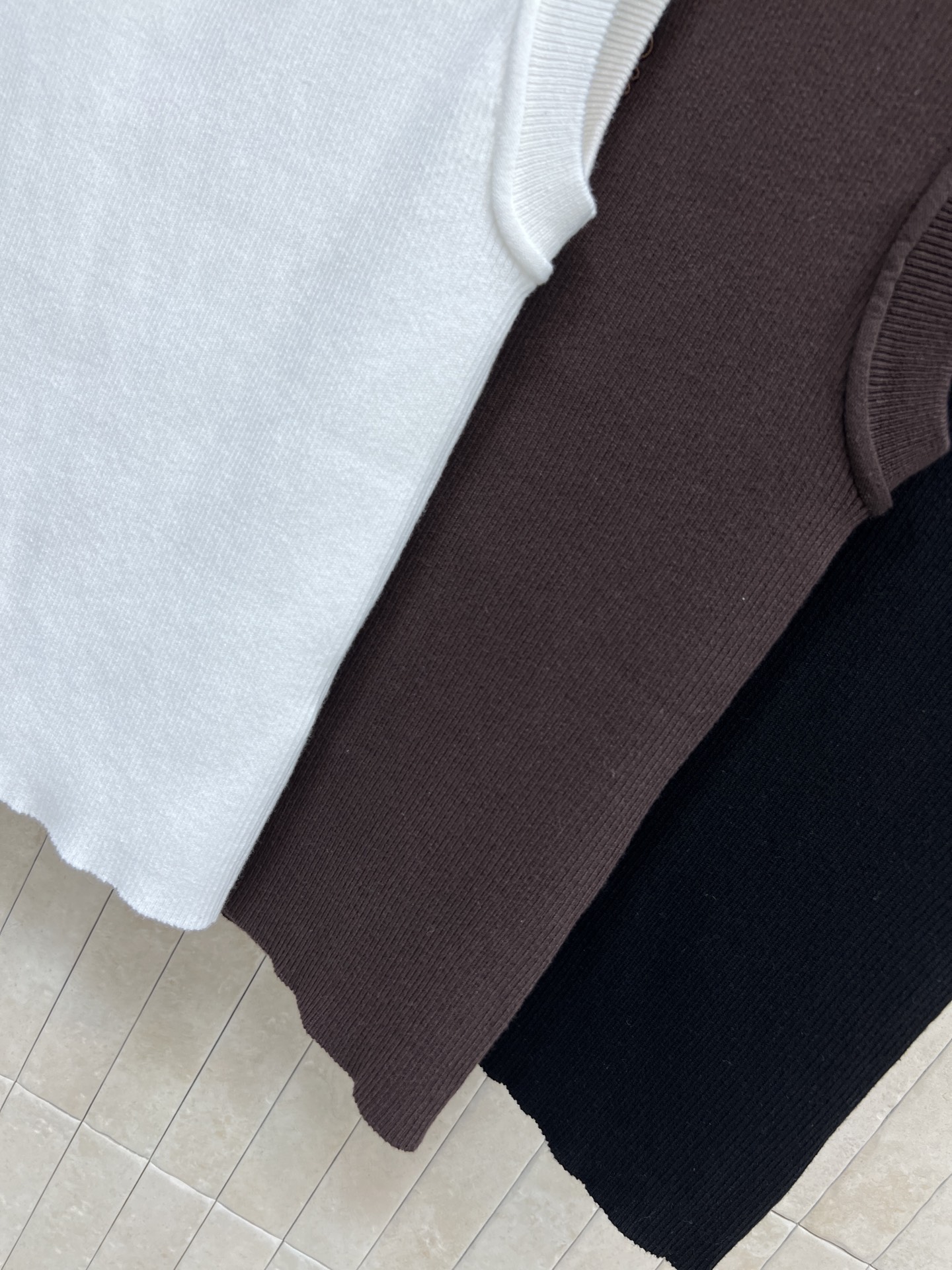 LW家 25秋冬新款 logo刺绣针织背心 采用柔软坑条针织工艺 修身版型超显身材 胸前同色系刺绣log