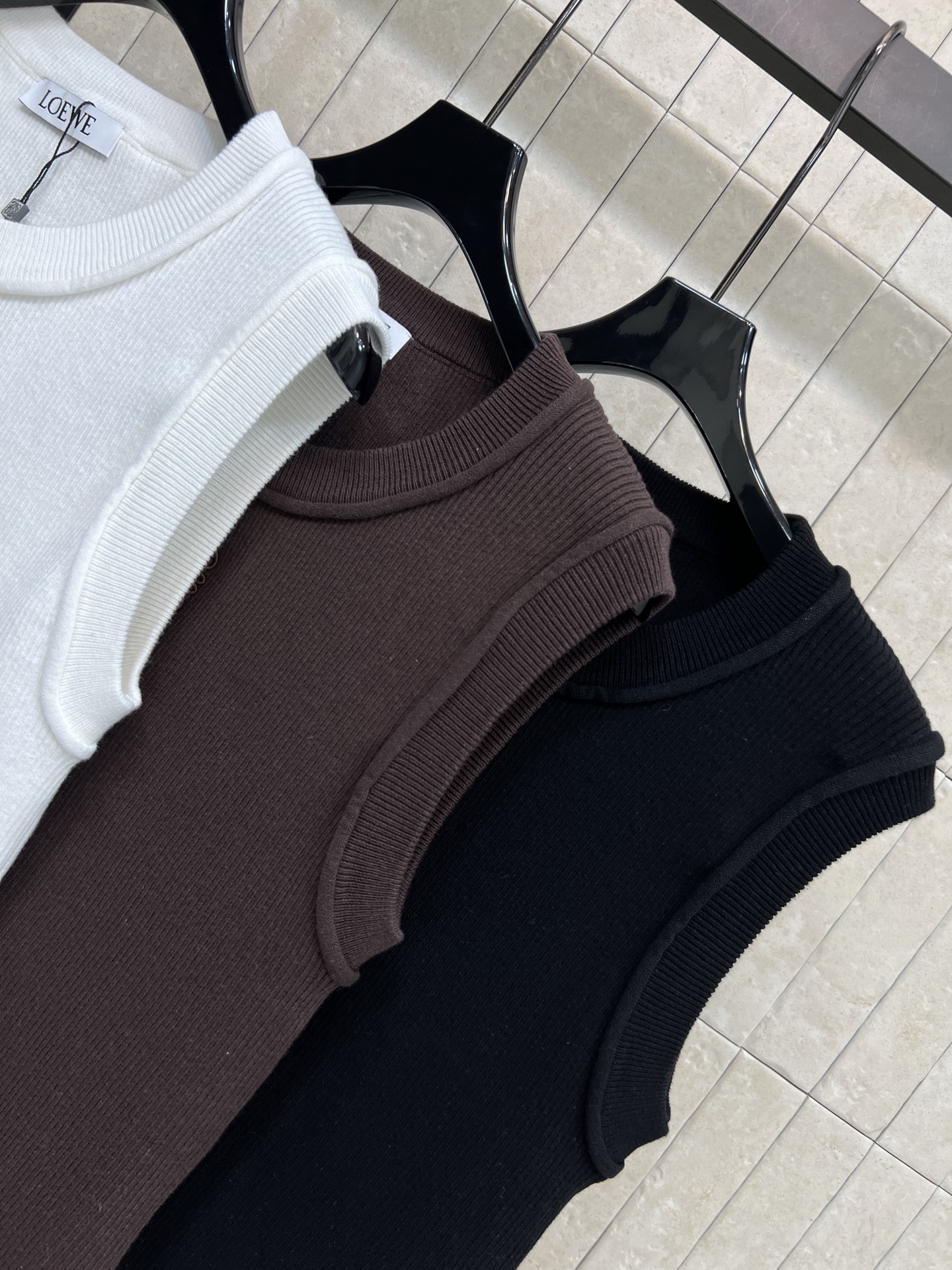 LW家 25秋冬新款 logo刺绣针织背心 采用柔软坑条针织工艺 修身版型超显身材 胸前同色系刺绣log