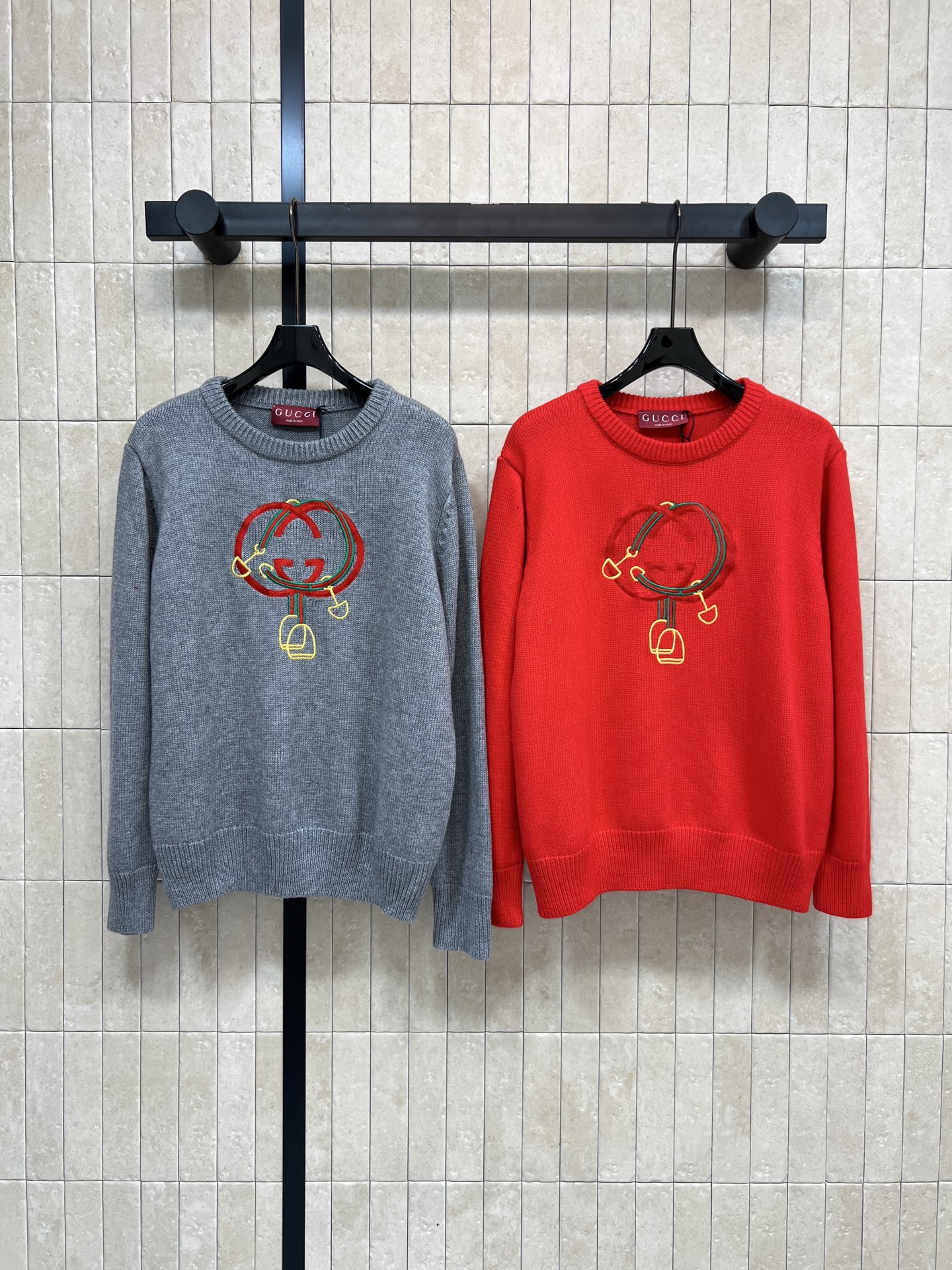 NO:663613,G's new 26 early spring logo embroidered sweater is comfortable and warm to wear. The main color is gray with red horsebit embroidery. It is full of festive atmosphere. It has a loose fit and is the same style for men and women. It can easily control all body types. The embroidery details on the chest are exquisite and the texture is high-end. Whether paired with wide-leg pants or casual pants, you can easily create a lazy and noble style. It is suitable for daily life or festivals!  Two colors and three codes SML,,gucci,sweaters, 19860909G家 26早春新款 logo刺绣毛衣 穿着舒适保暖 灰色主色调搭配红色马衔扣刺绣 节日氛围满满 宽松版型 男女同款 轻松驾驭各种身材 胸前刺绣细节精致 质感高级 无论搭配阔腿裤还是休闲裤 都能轻松打造慵懒贵气风 日常或节日都很适合哦！两色三码 SML,,gucci,sweaters, ,Women's clothing
