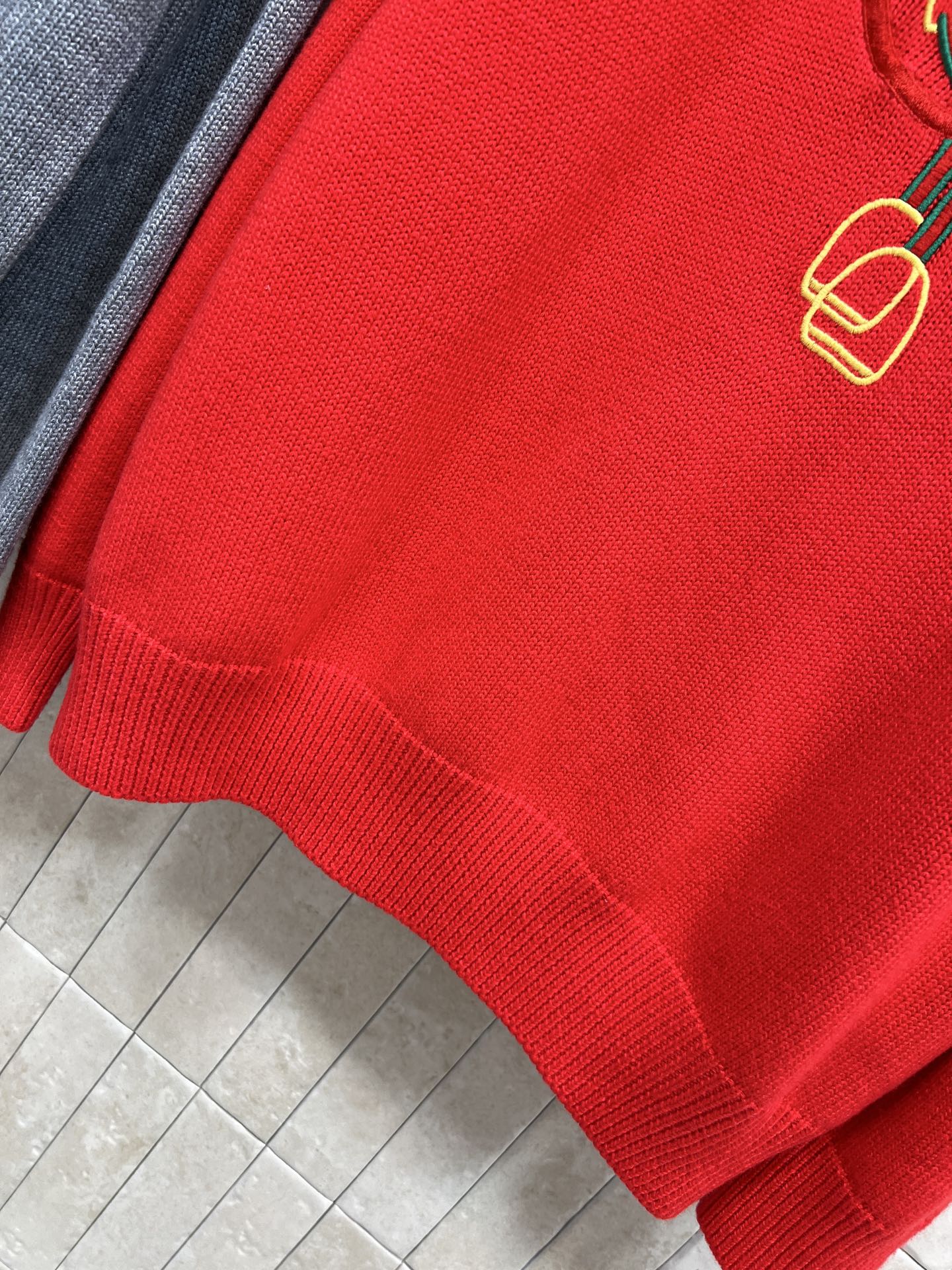 G家 26早春新款 logo刺绣毛衣 穿着舒适保暖 灰色主色调搭配红色马衔扣刺绣 节日氛围满满 宽松版型