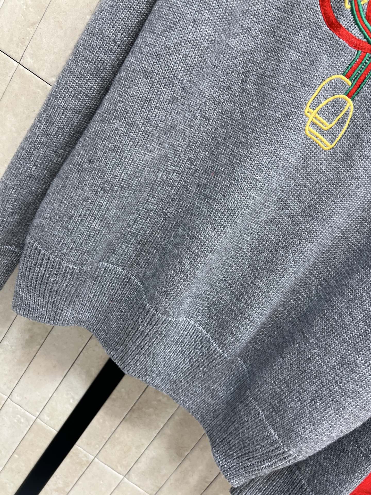 G家 26早春新款 logo刺绣毛衣 穿着舒适保暖 灰色主色调搭配红色马衔扣刺绣 节日氛围满满 宽松版型