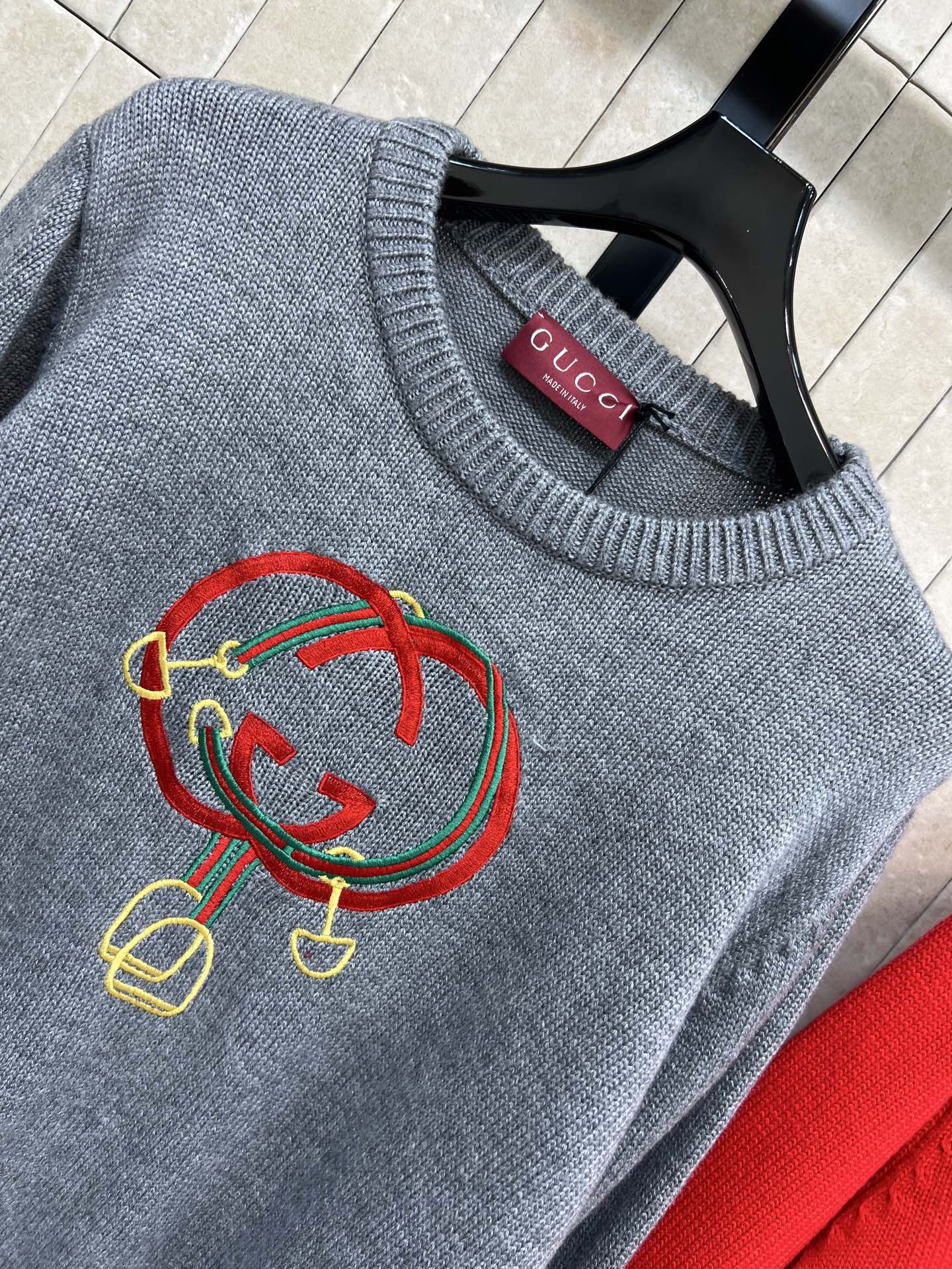 G家 26早春新款 logo刺绣毛衣 穿着舒适保暖 灰色主色调搭配红色马衔扣刺绣 节日氛围满满 宽松版型