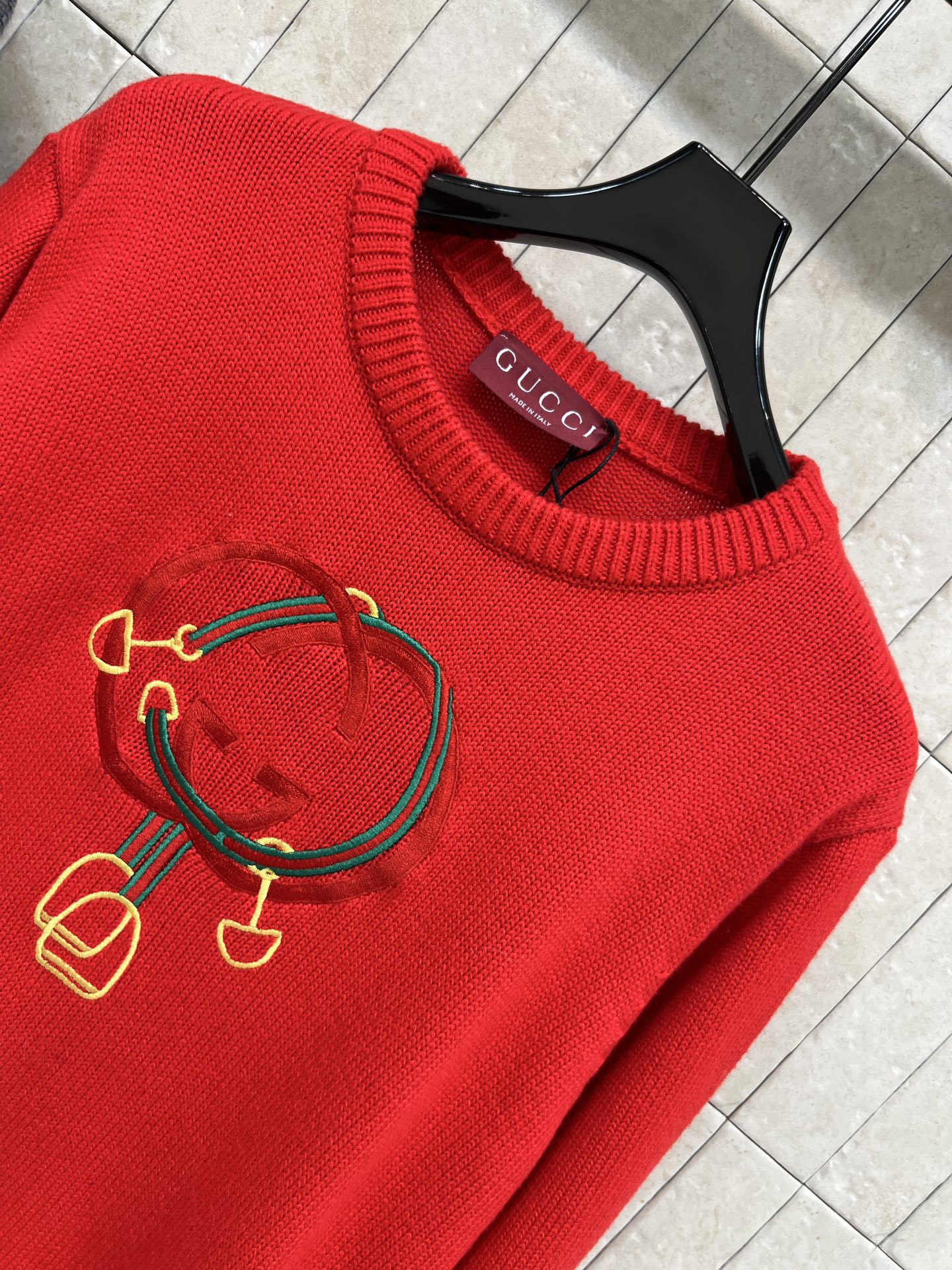 G家 26早春新款 logo刺绣毛衣 穿着舒适保暖 灰色主色调搭配红色马衔扣刺绣 节日氛围满满 宽松版型